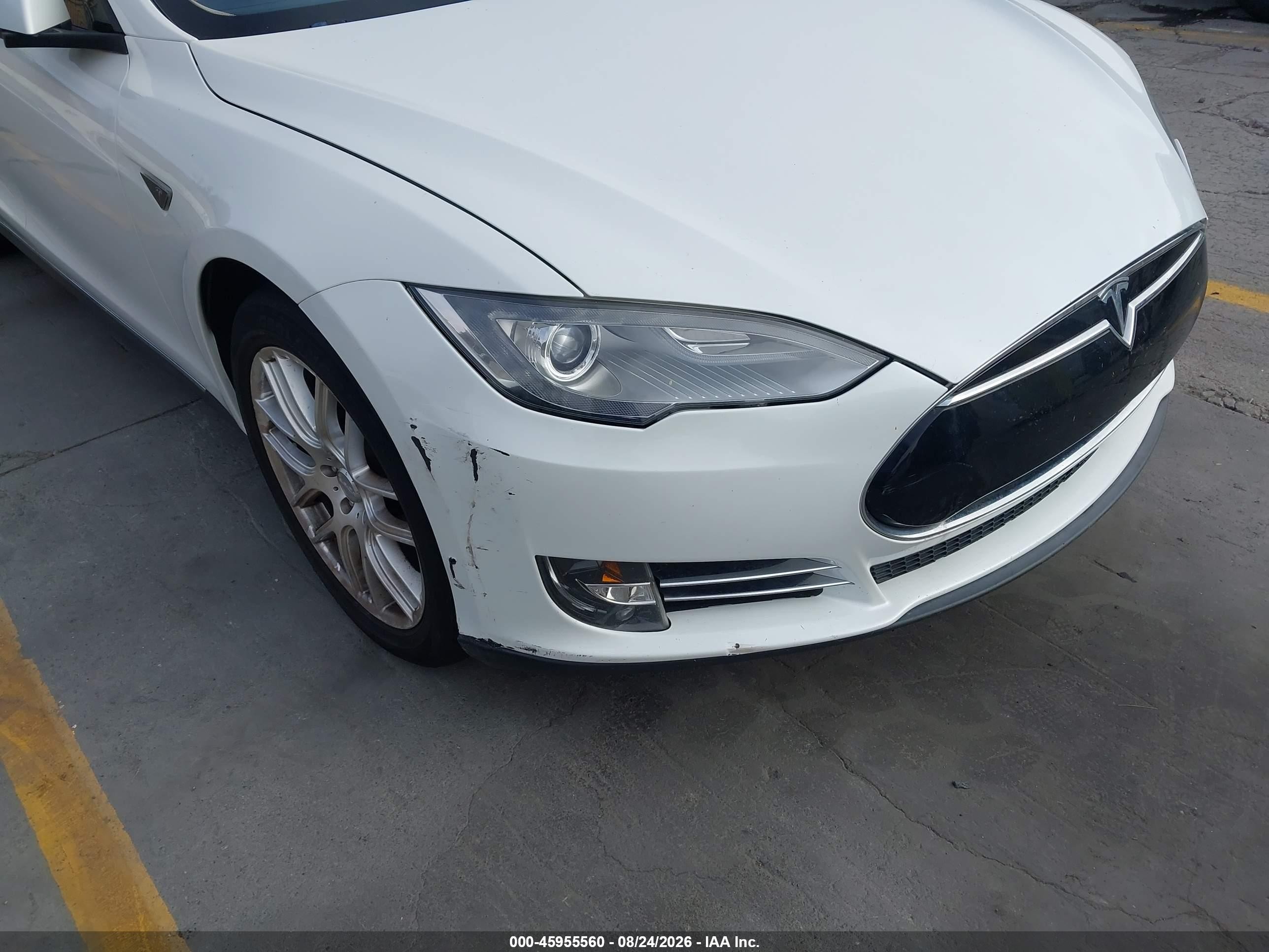 2013 Tesla Model S   White vin: 5YJSA1DG2DFP03576