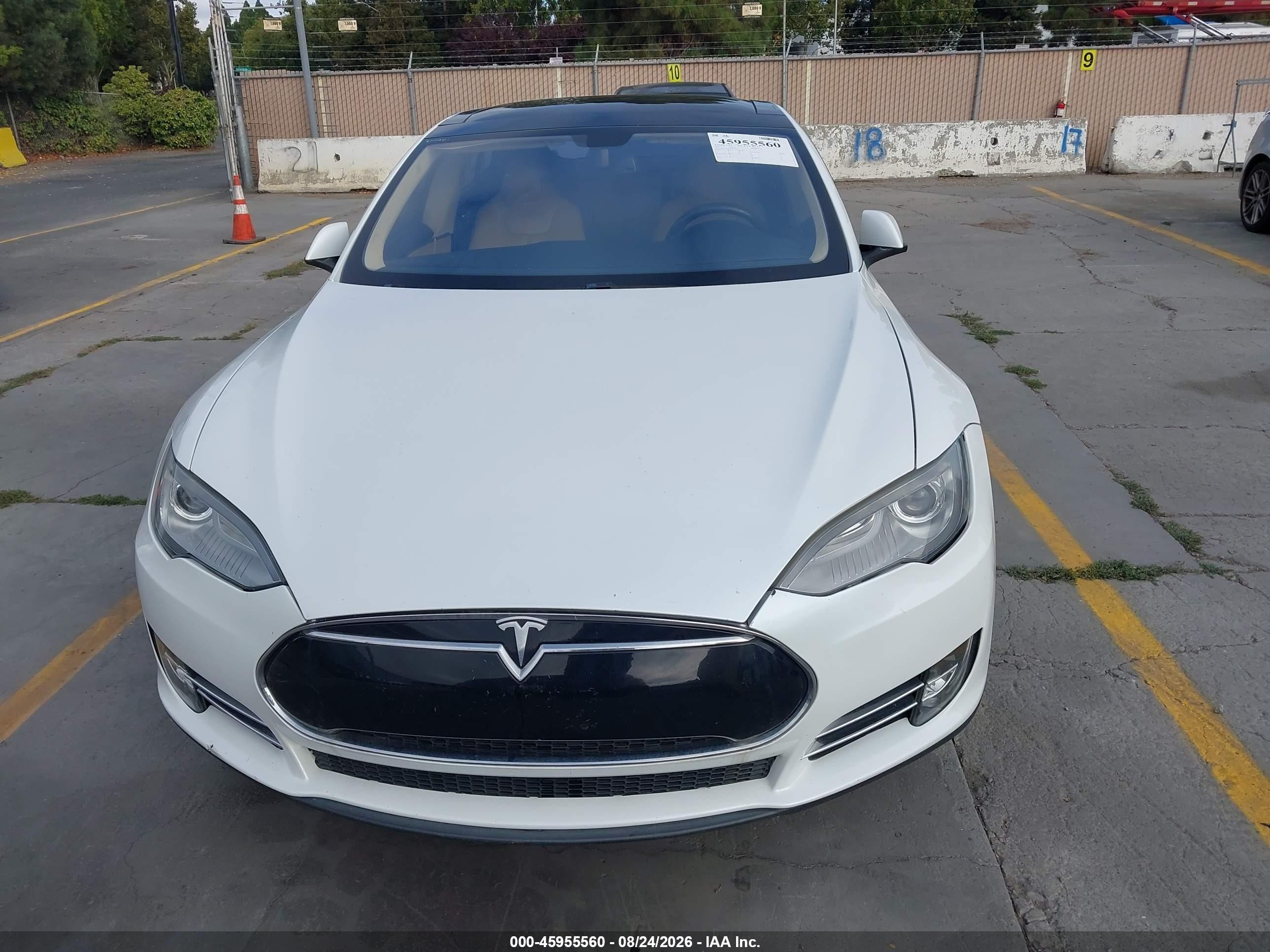 2013 Tesla Model S   White vin: 5YJSA1DG2DFP03576