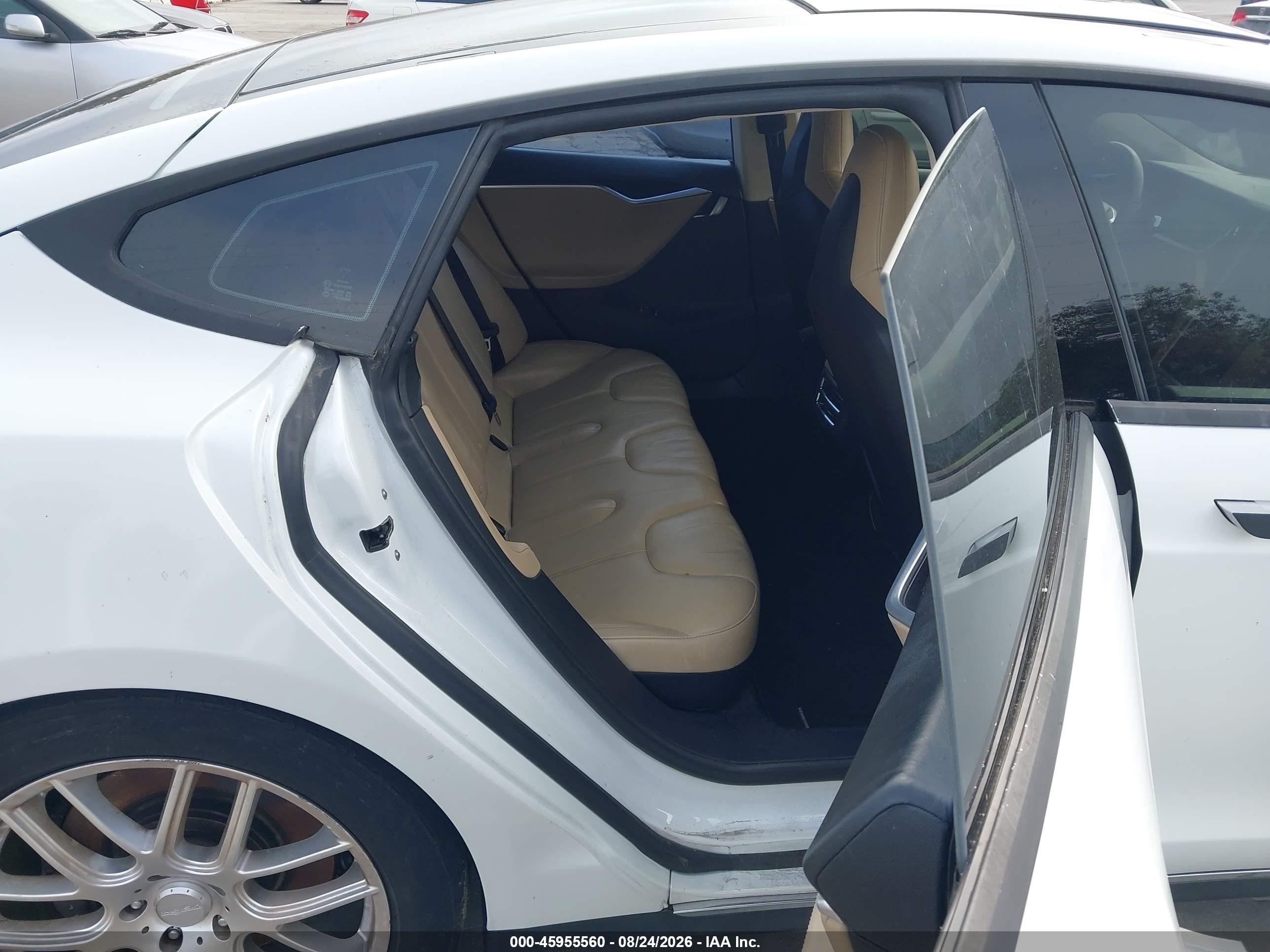 2013 Tesla Model S   White vin: 5YJSA1DG2DFP03576