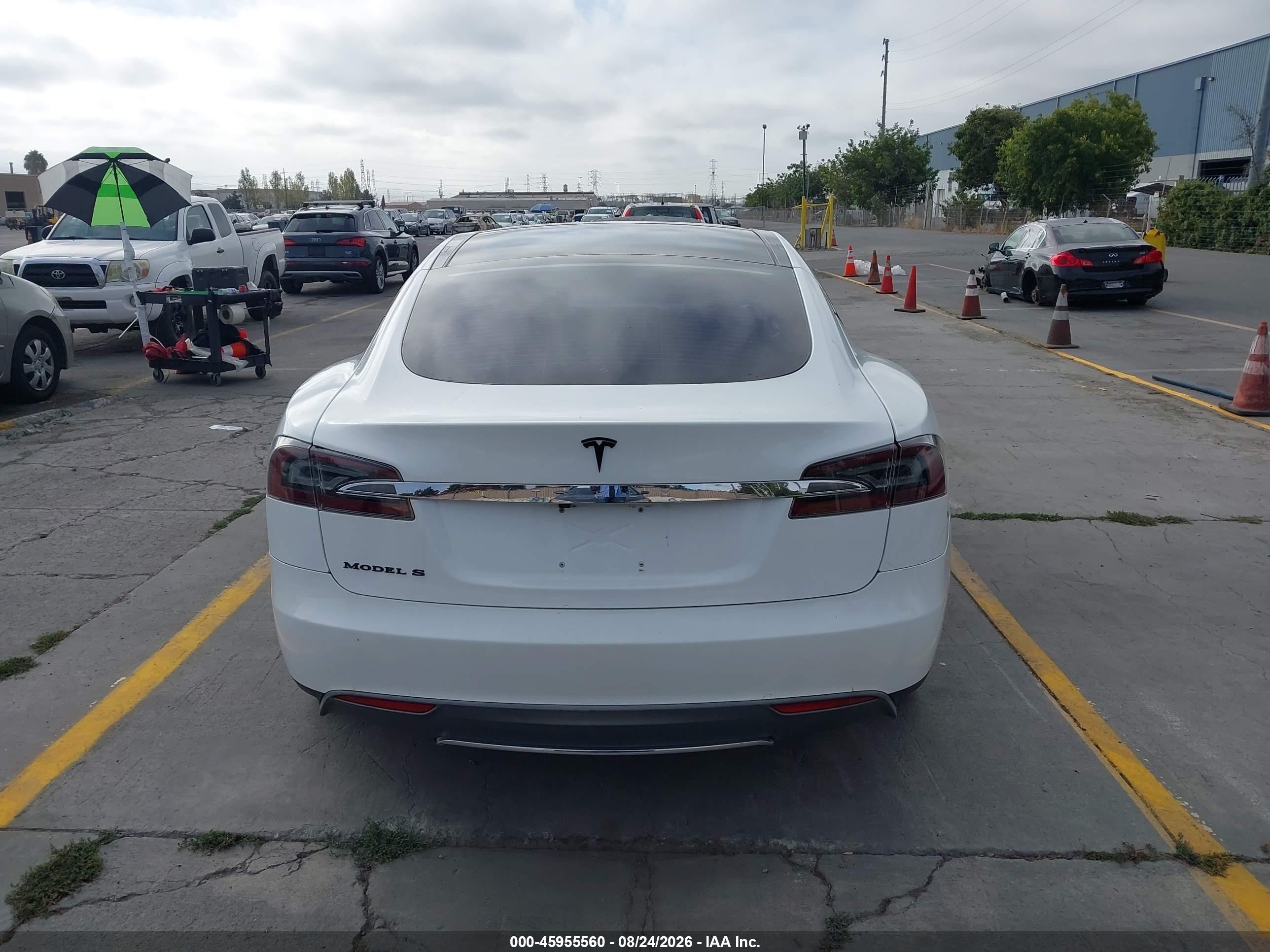 2013 Tesla Model S   White vin: 5YJSA1DG2DFP03576