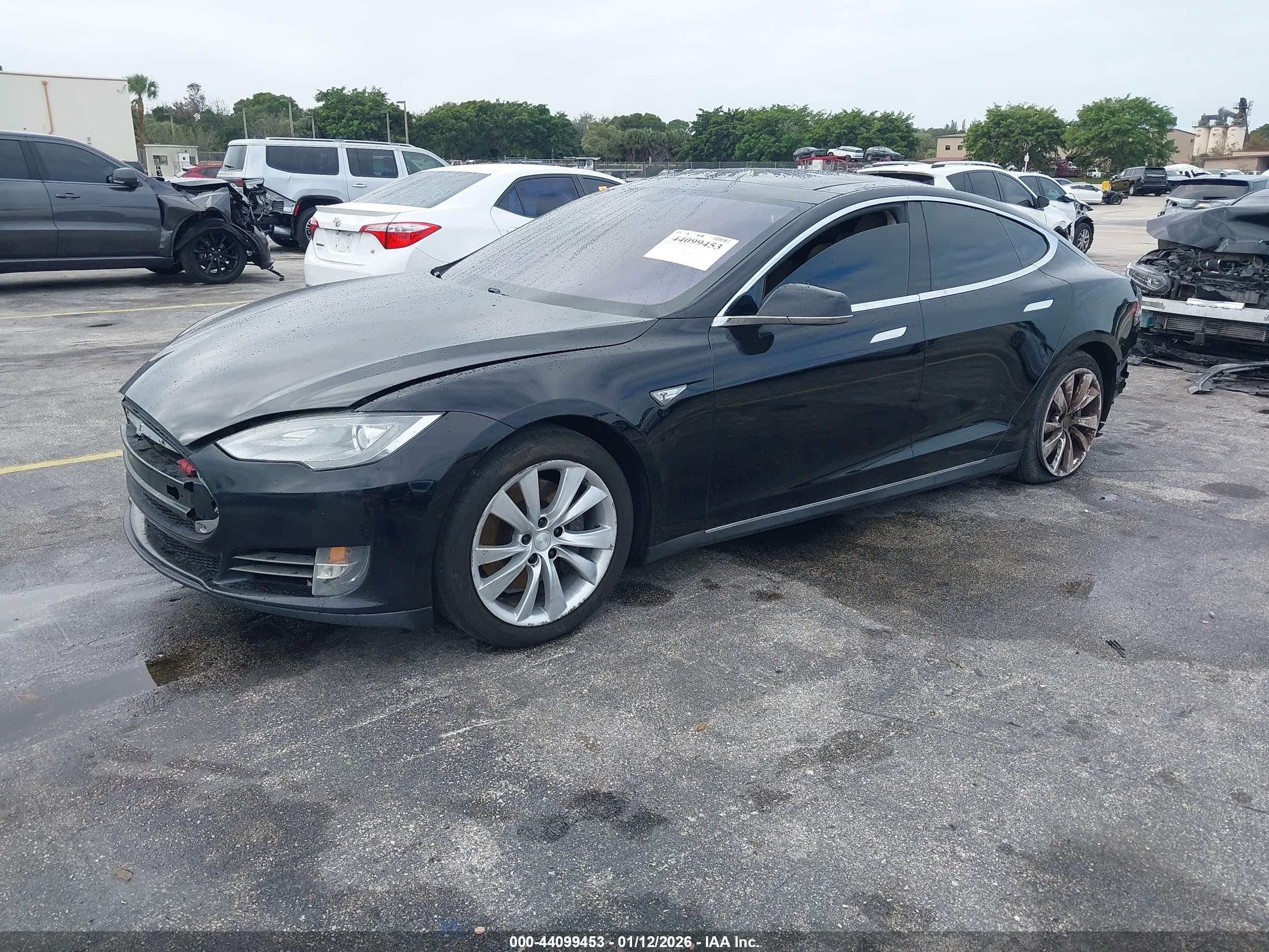 2013 Tesla Model S   Black vin: 5YJSA1DN0DFP12081