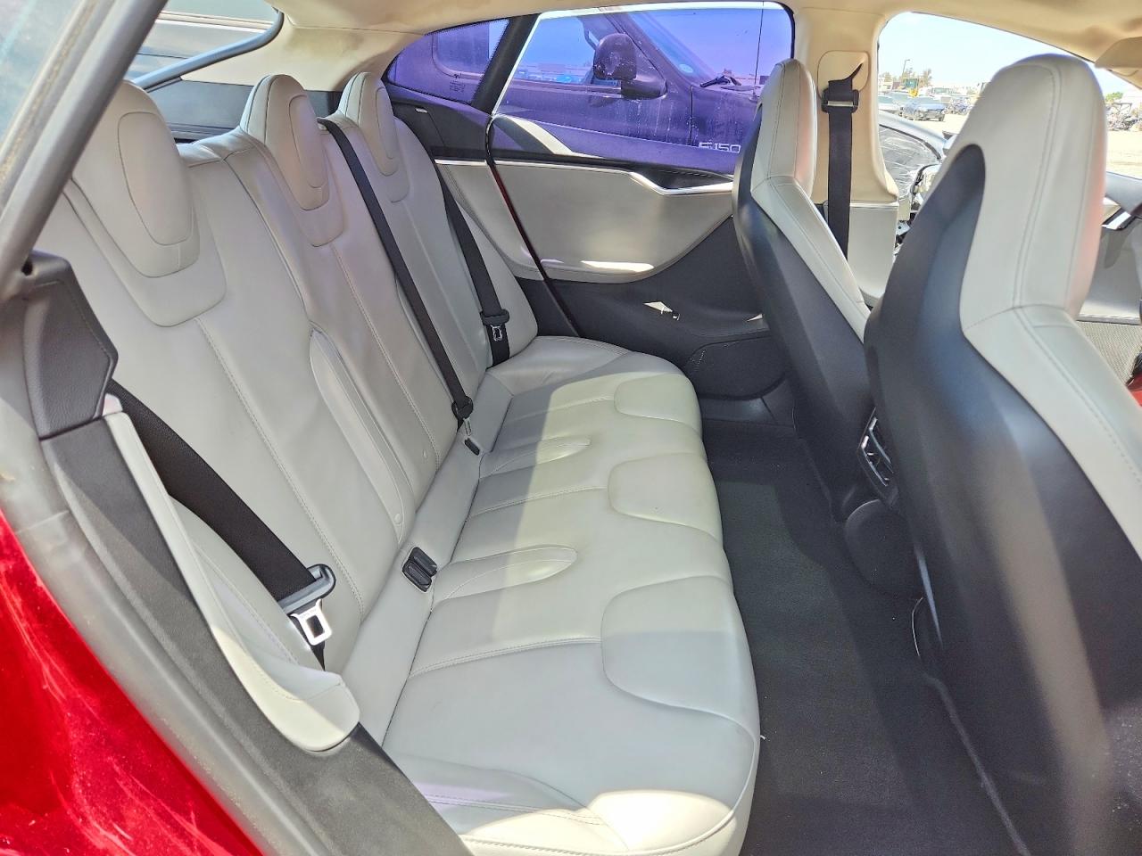 2013 Tesla Model S Red vin: 5YJSA1DN7DFP09310