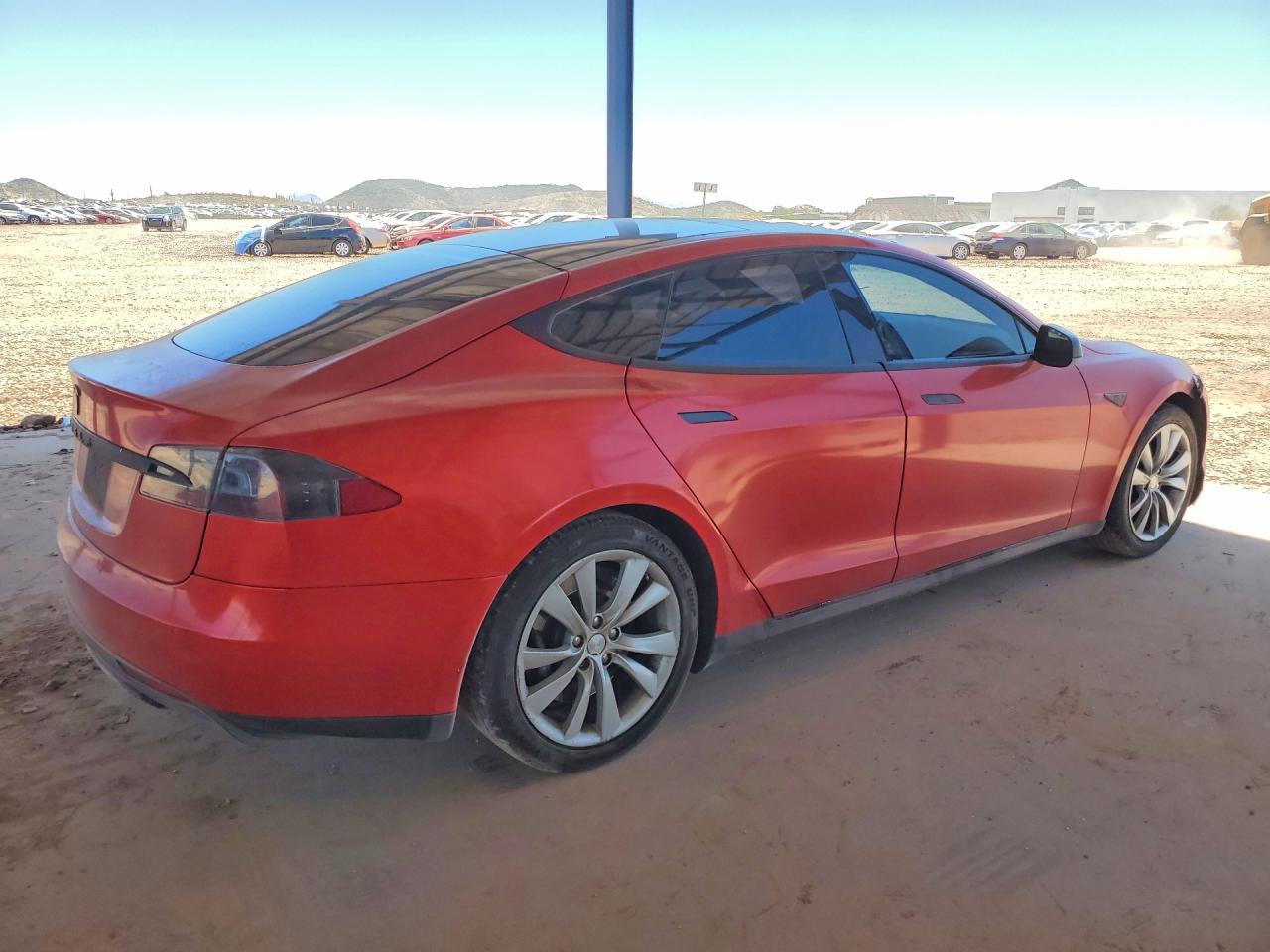 2013 Tesla Model S Red vin: 5YJSA1DN9DFP18915