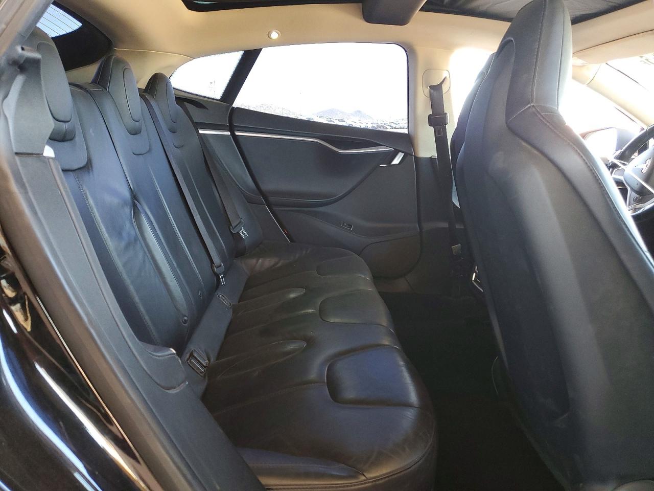 2013 Tesla Model S Red vin: 5YJSA1DN9DFP18915