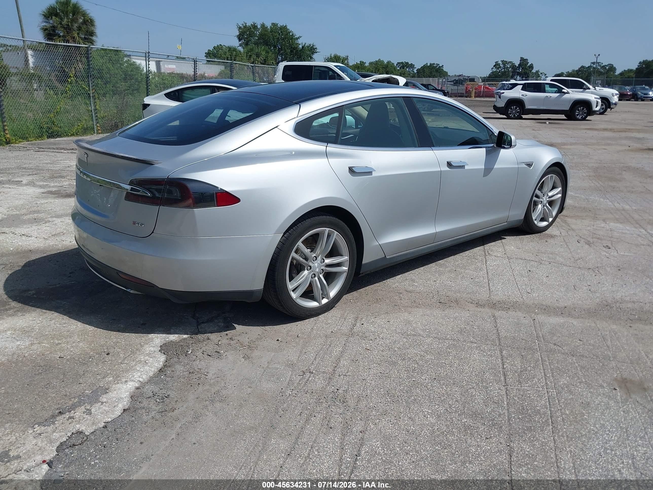 2013 Tesla Model S Performance Silver vin: 5YJSA1DP0DFP06721