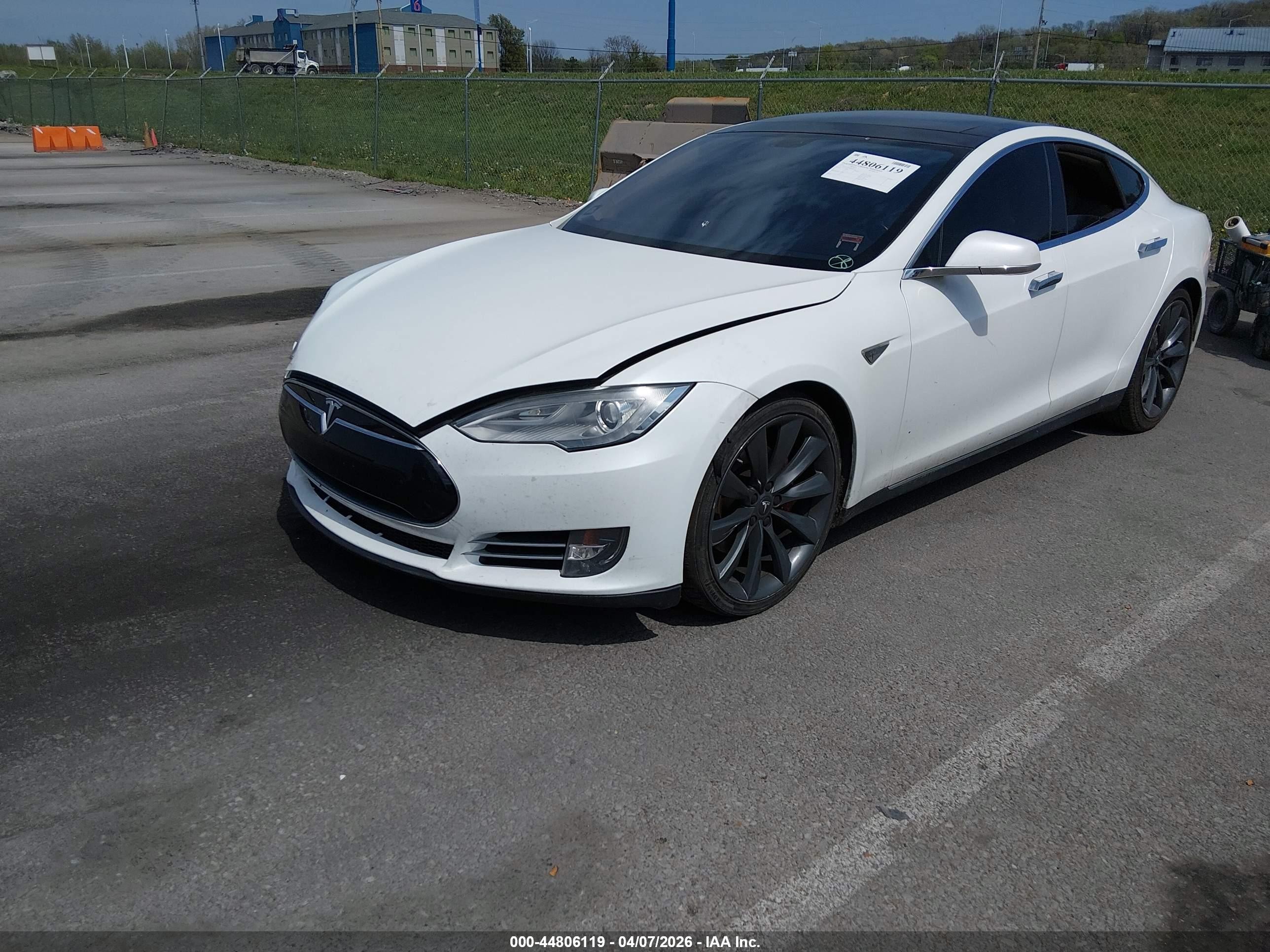 2013 Tesla Model S Performance White vin: 5YJSA1DP1DFP05853