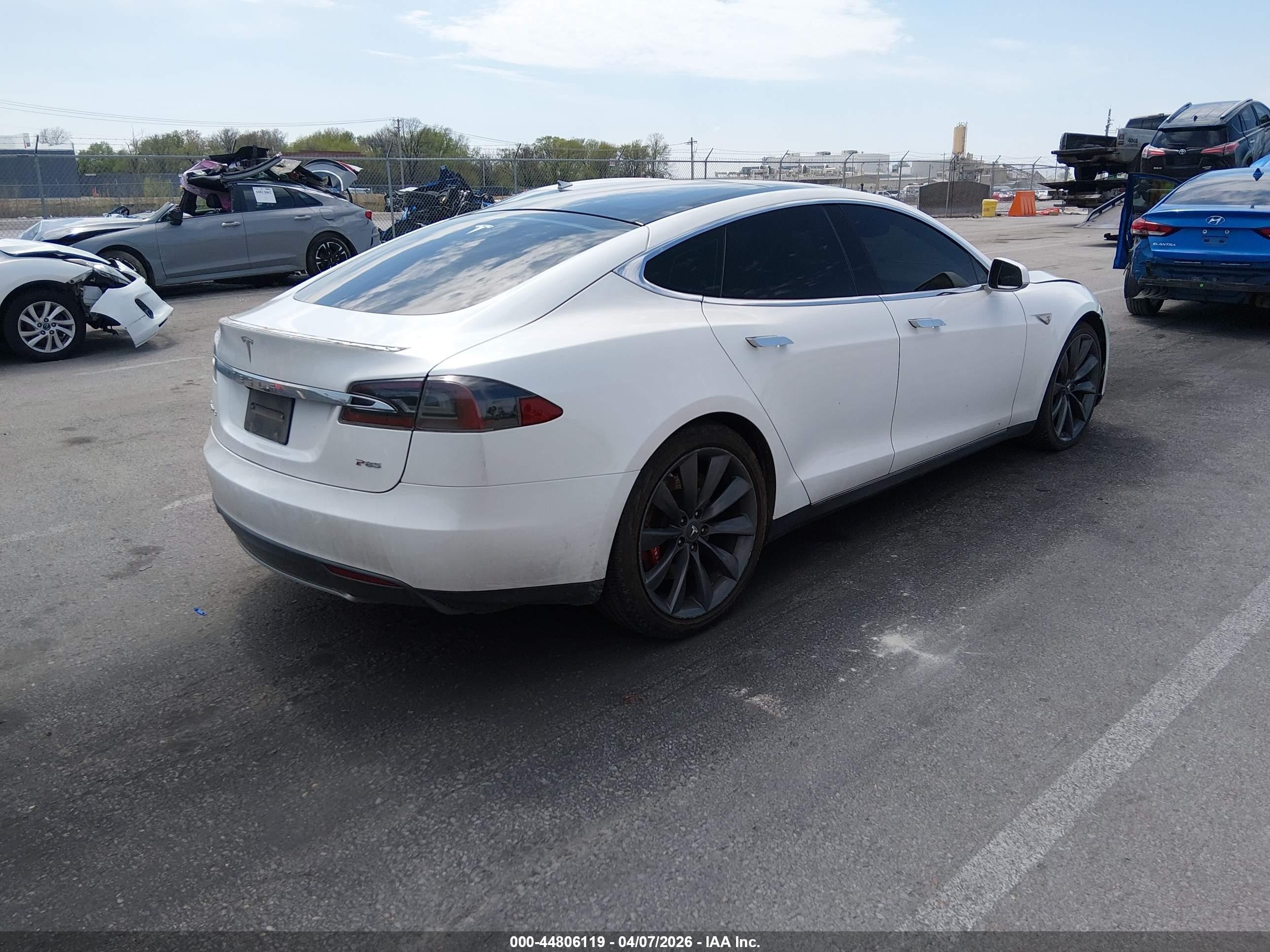 2013 Tesla Model S Performance White vin: 5YJSA1DP1DFP05853