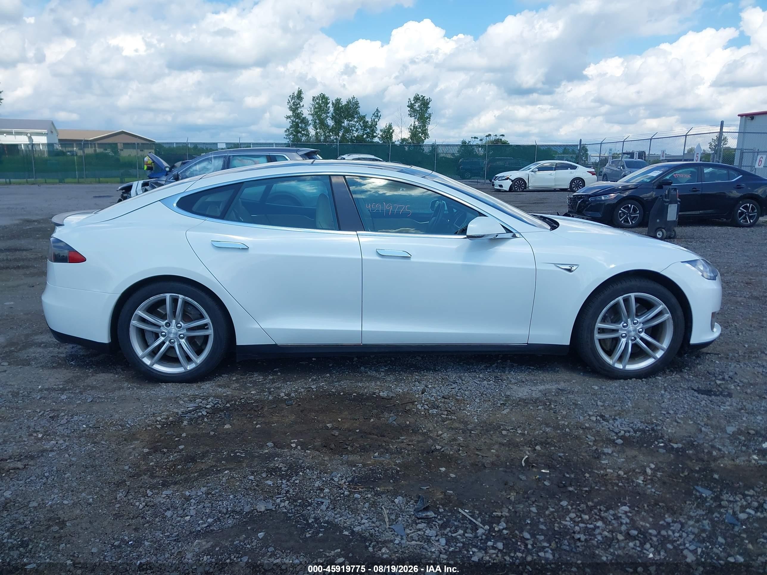 2013 Tesla Model S Performance White vin: 5YJSA1DP2DFP13475