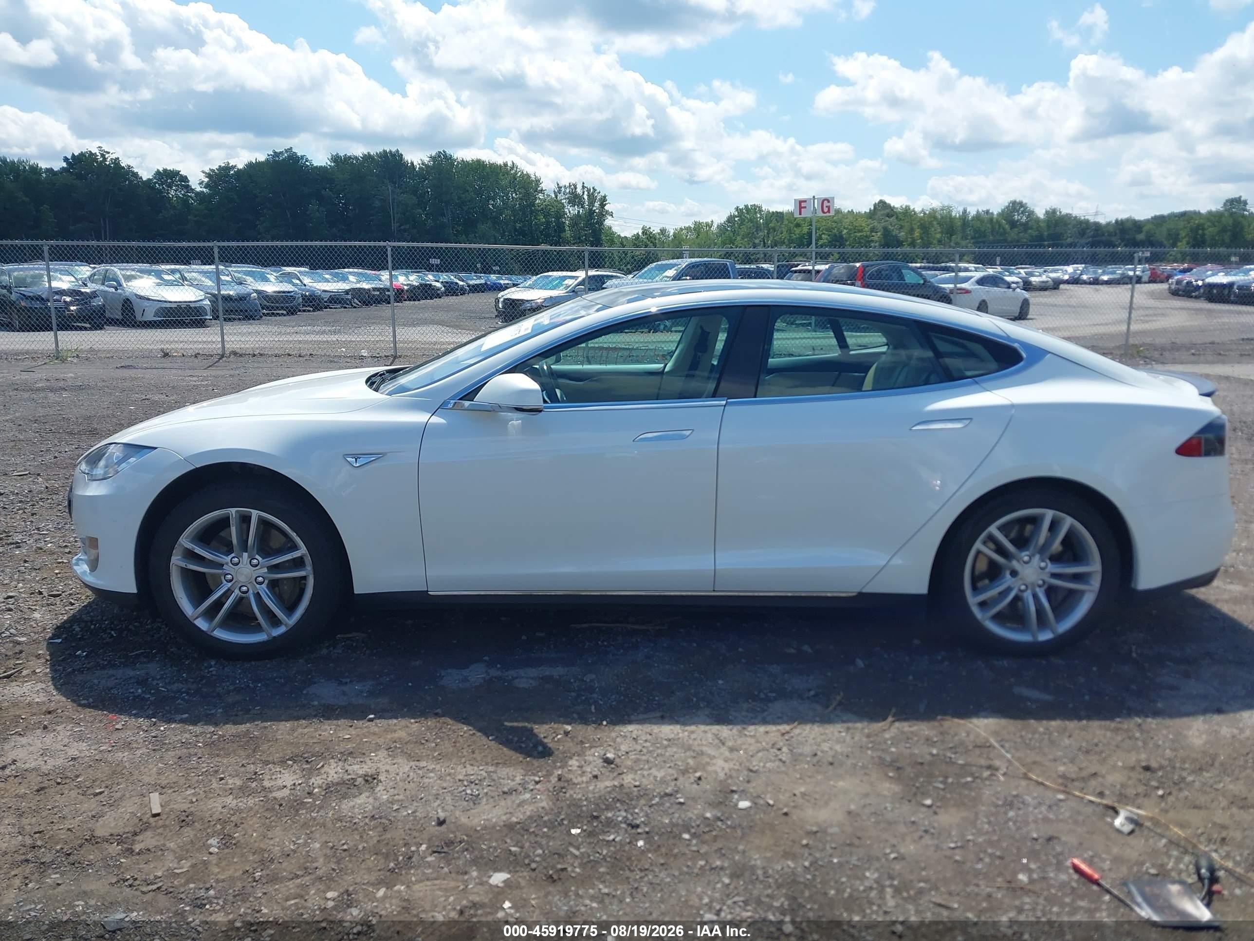 2013 Tesla Model S Performance White vin: 5YJSA1DP2DFP13475