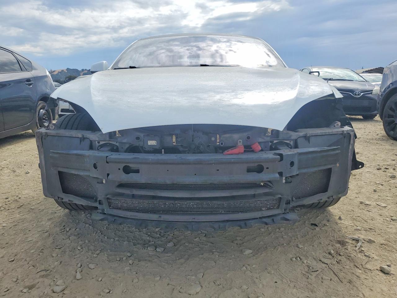 2013 Tesla Model S Белый vin: 5YJSA1DP2DFP20586