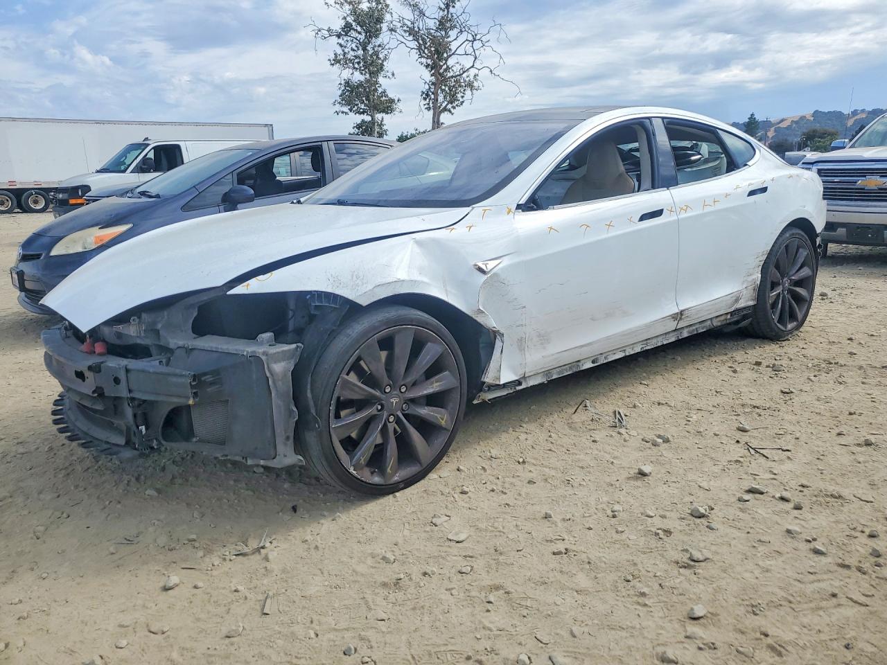 2013 Tesla Model S Белый vin: 5YJSA1DP2DFP20586