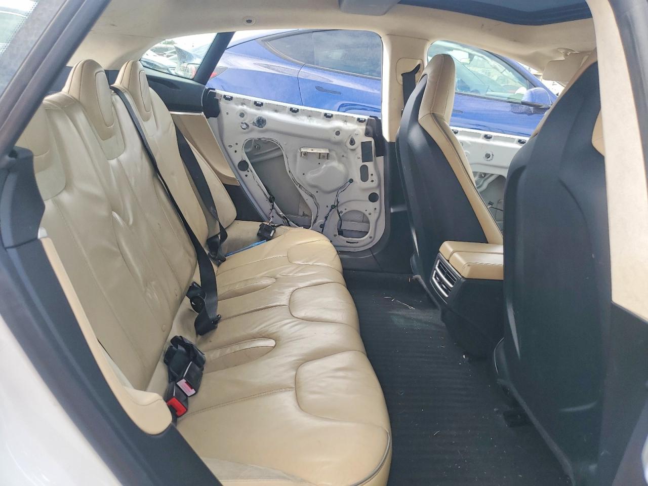 2013 Tesla Model S Белый vin: 5YJSA1DP2DFP20586