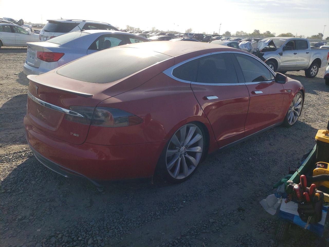 2013 Tesla Model S Red vin: 5YJSA1DP5DFP09744