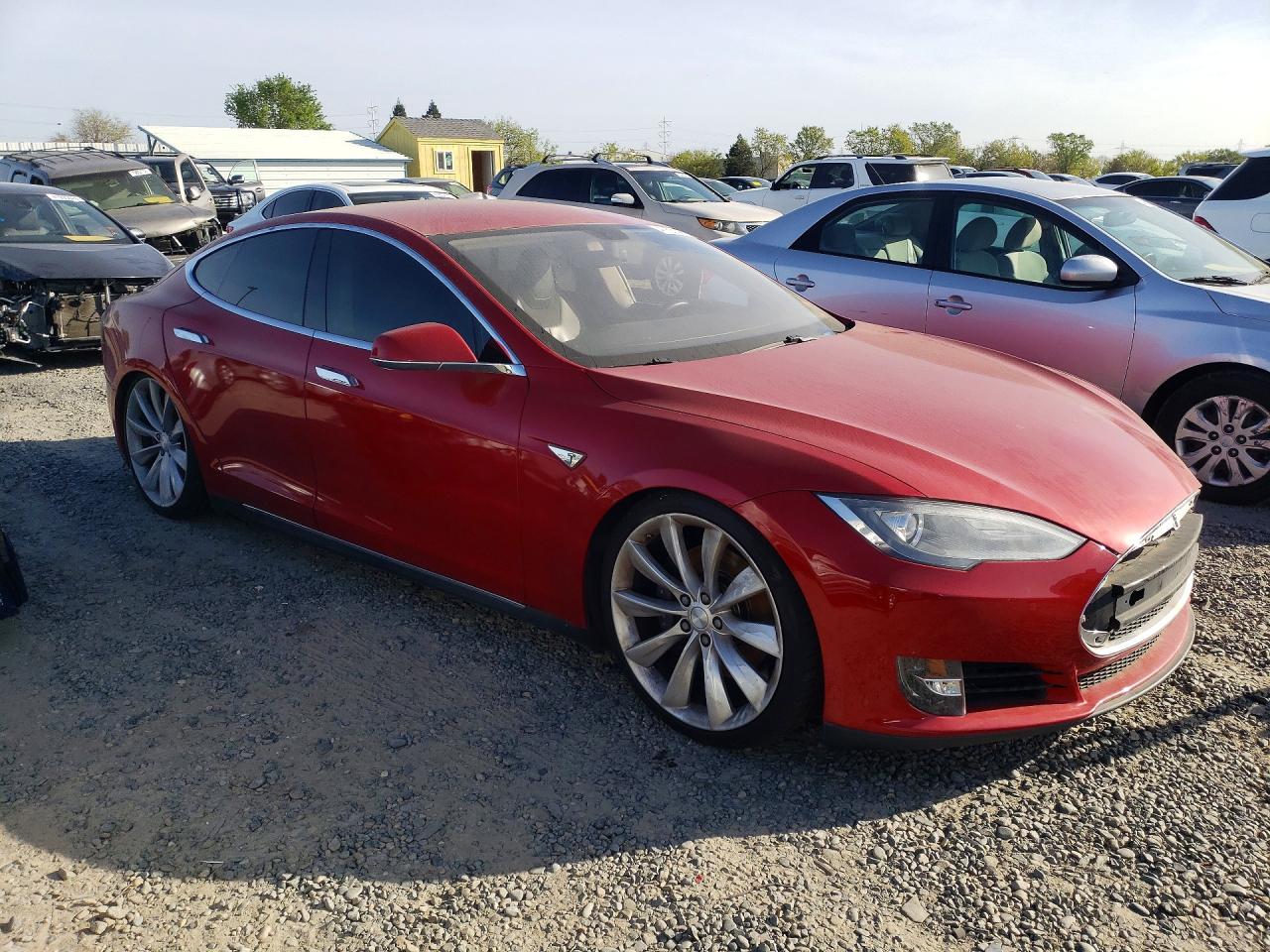 2013 Tesla Model S Red vin: 5YJSA1DP5DFP09744