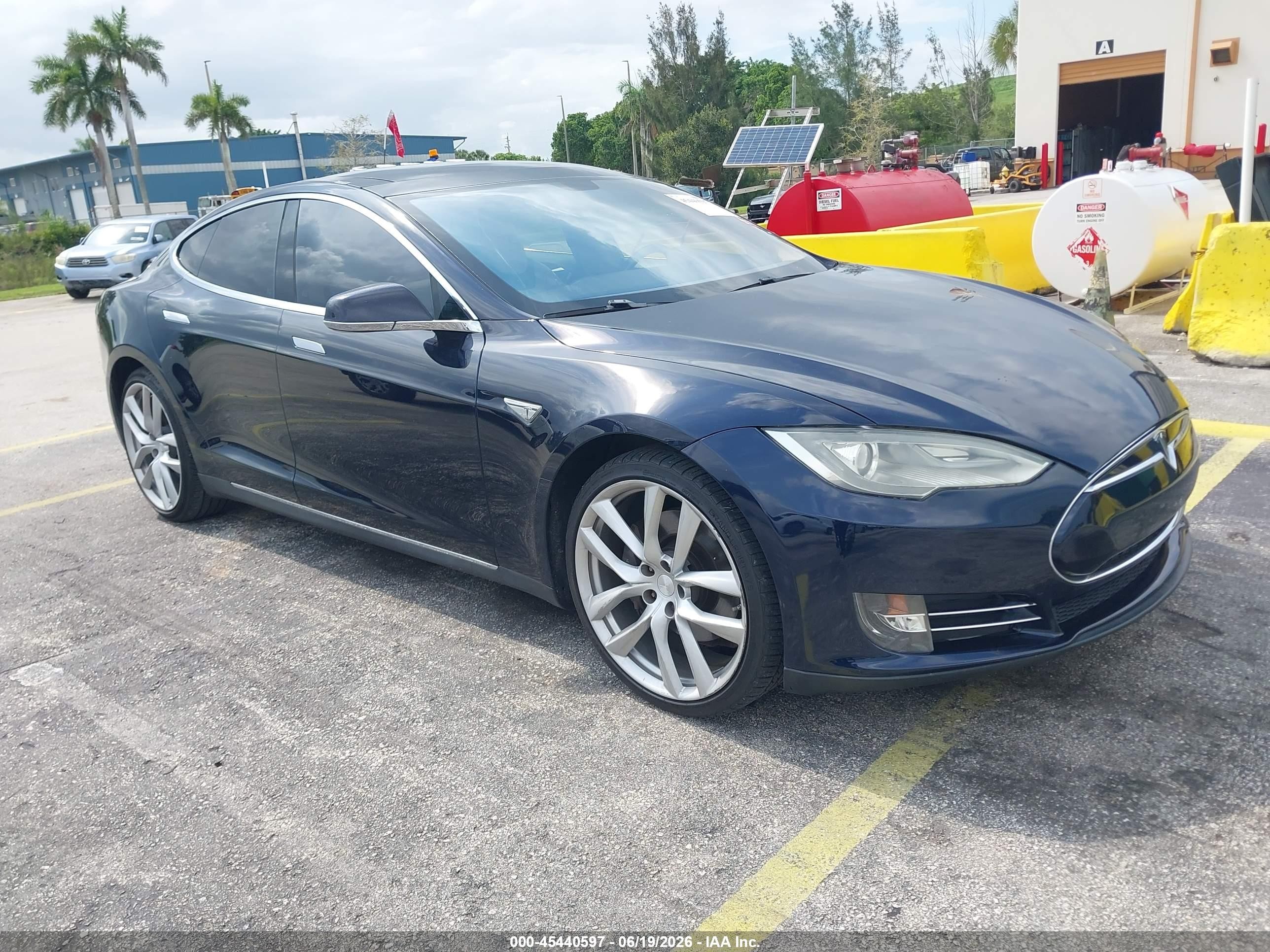 2013 Tesla Model S Performance Blue vin: 5YJSA1DP9DFP10833