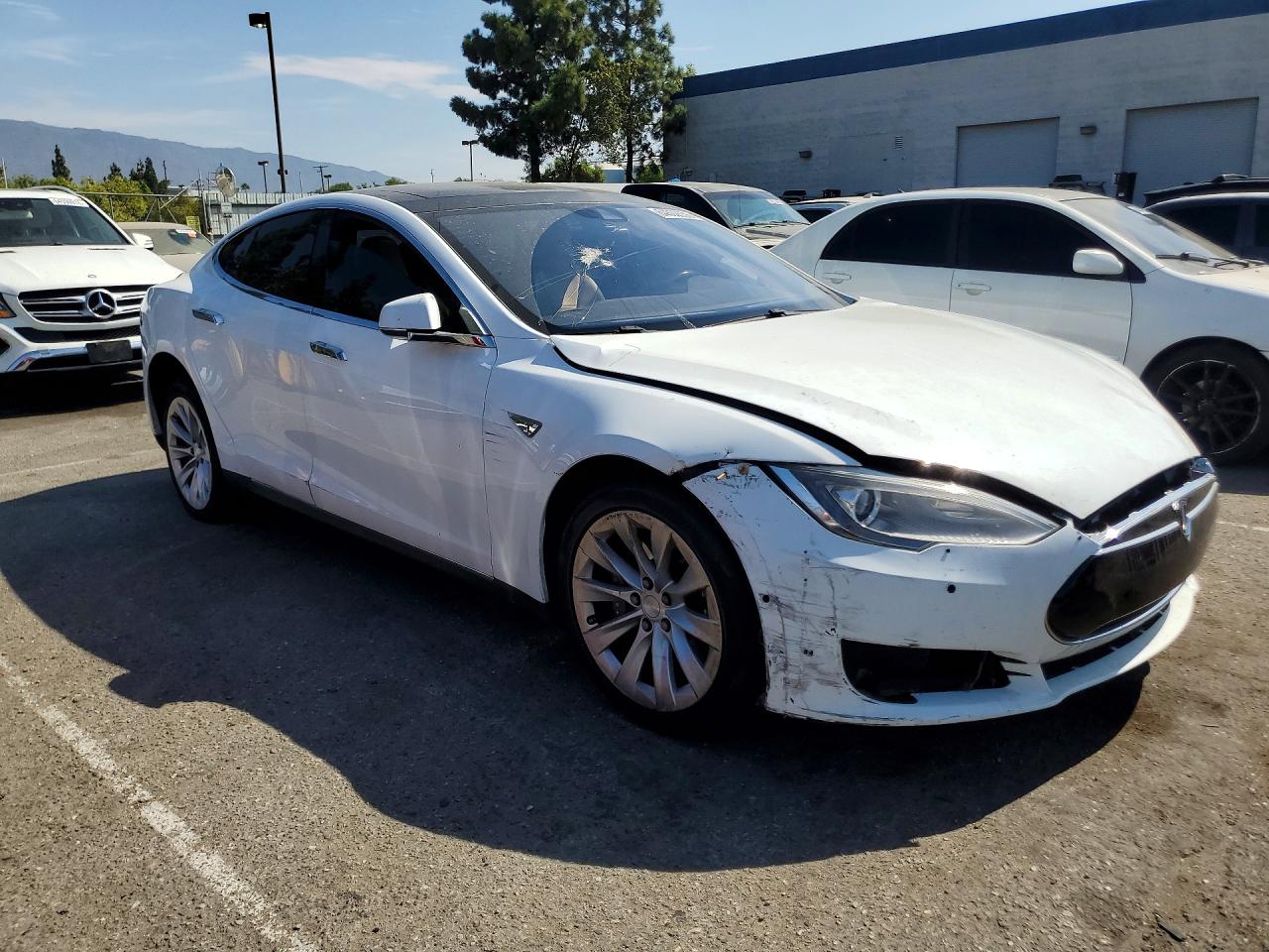 2015 Tesla Model S White vin: 5YJSA1E12FF115562