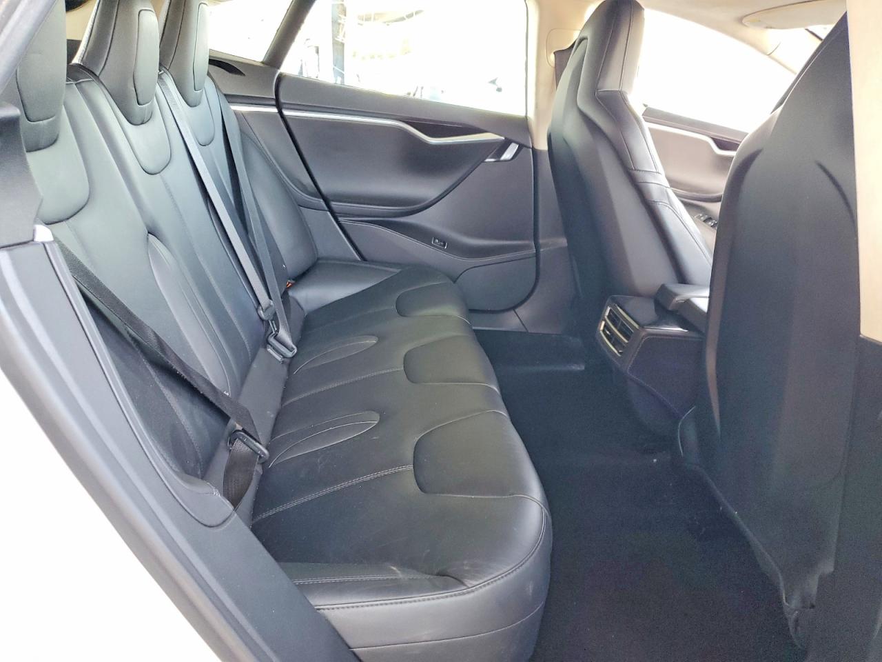 2015 Tesla Model S Серебряный vin: 5YJSA1E16FF116097
