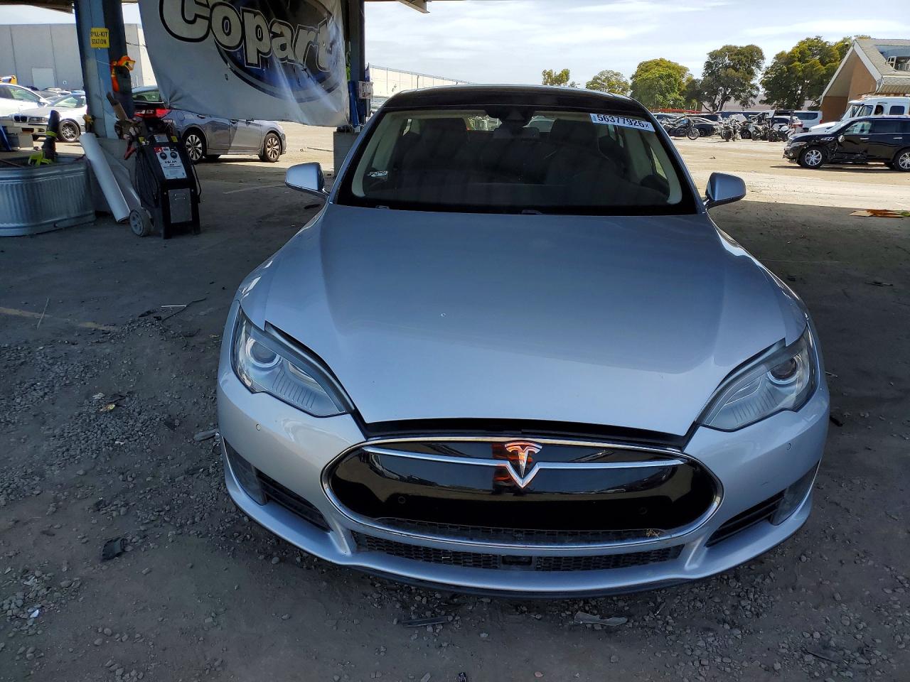 2015 Tesla Model S Серебряный vin: 5YJSA1E16FF116097