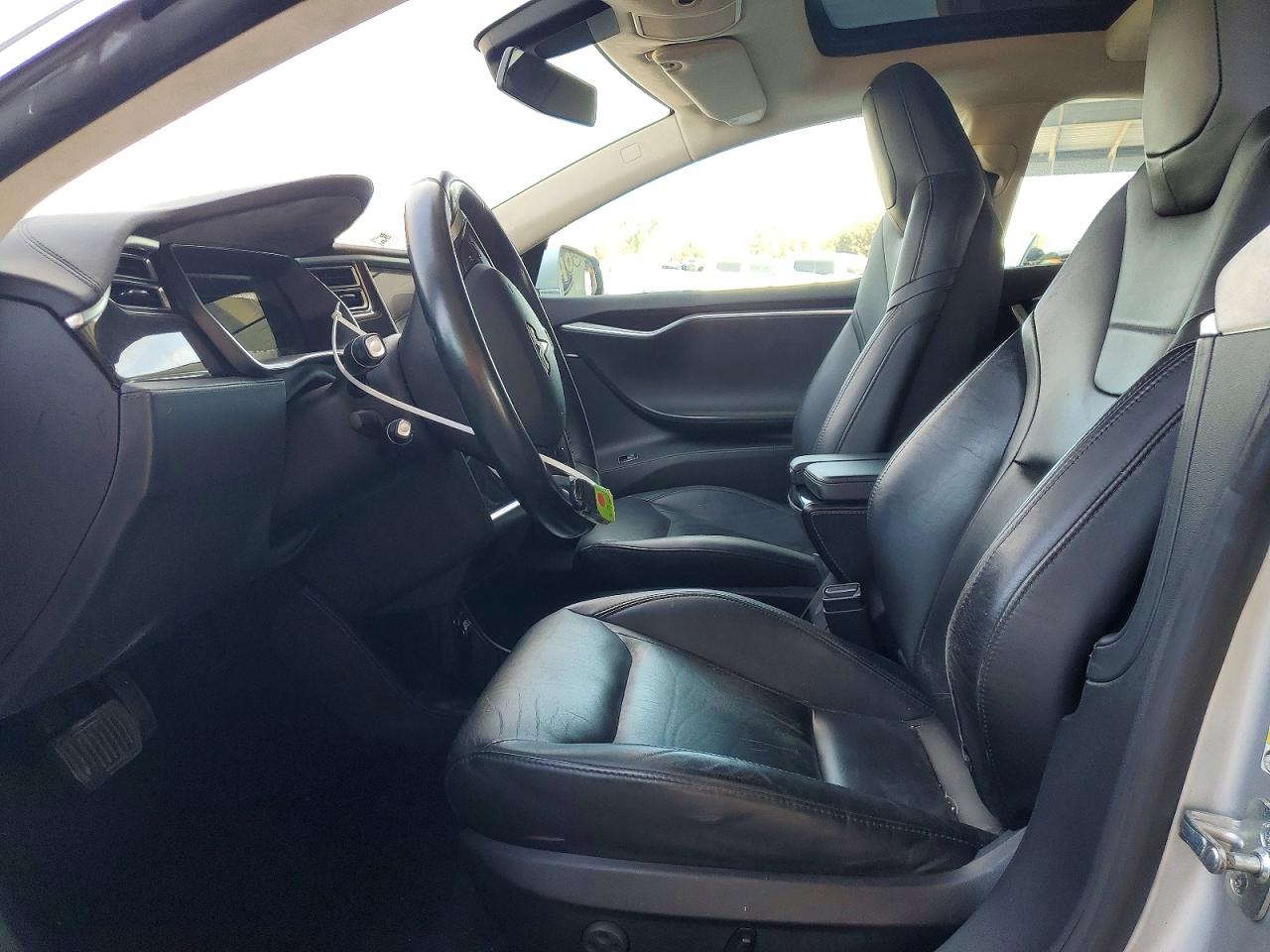 2015 Tesla Model S Серебряный vin: 5YJSA1E16FF116097