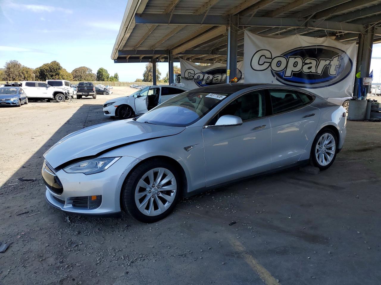 2015 Tesla Model S Серебряный vin: 5YJSA1E16FF116097