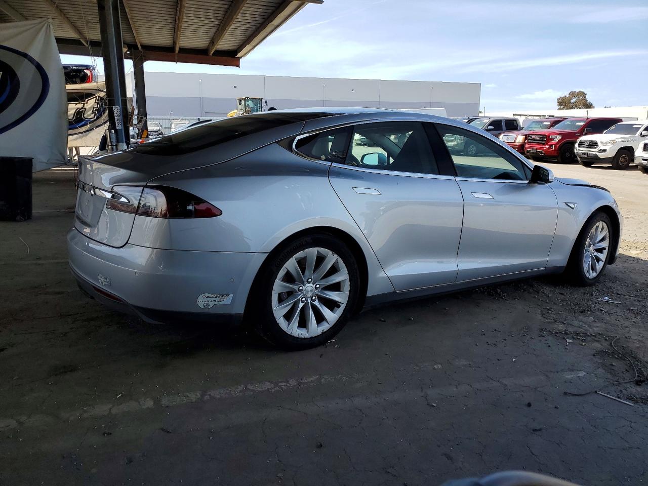 2015 Tesla Model S Серебряный vin: 5YJSA1E16FF116097