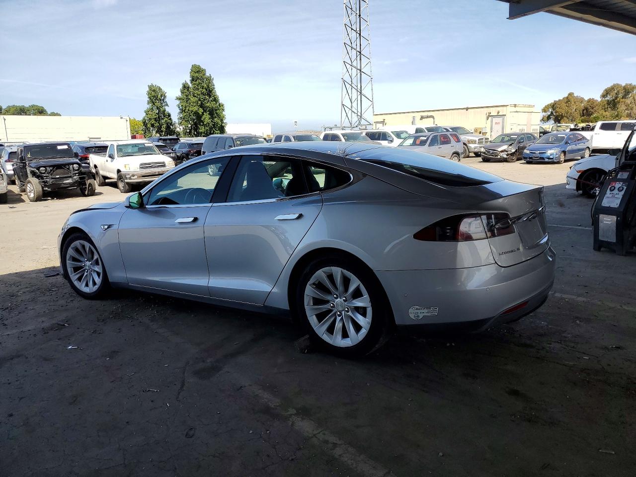2015 Tesla Model S Серебряный vin: 5YJSA1E16FF116097