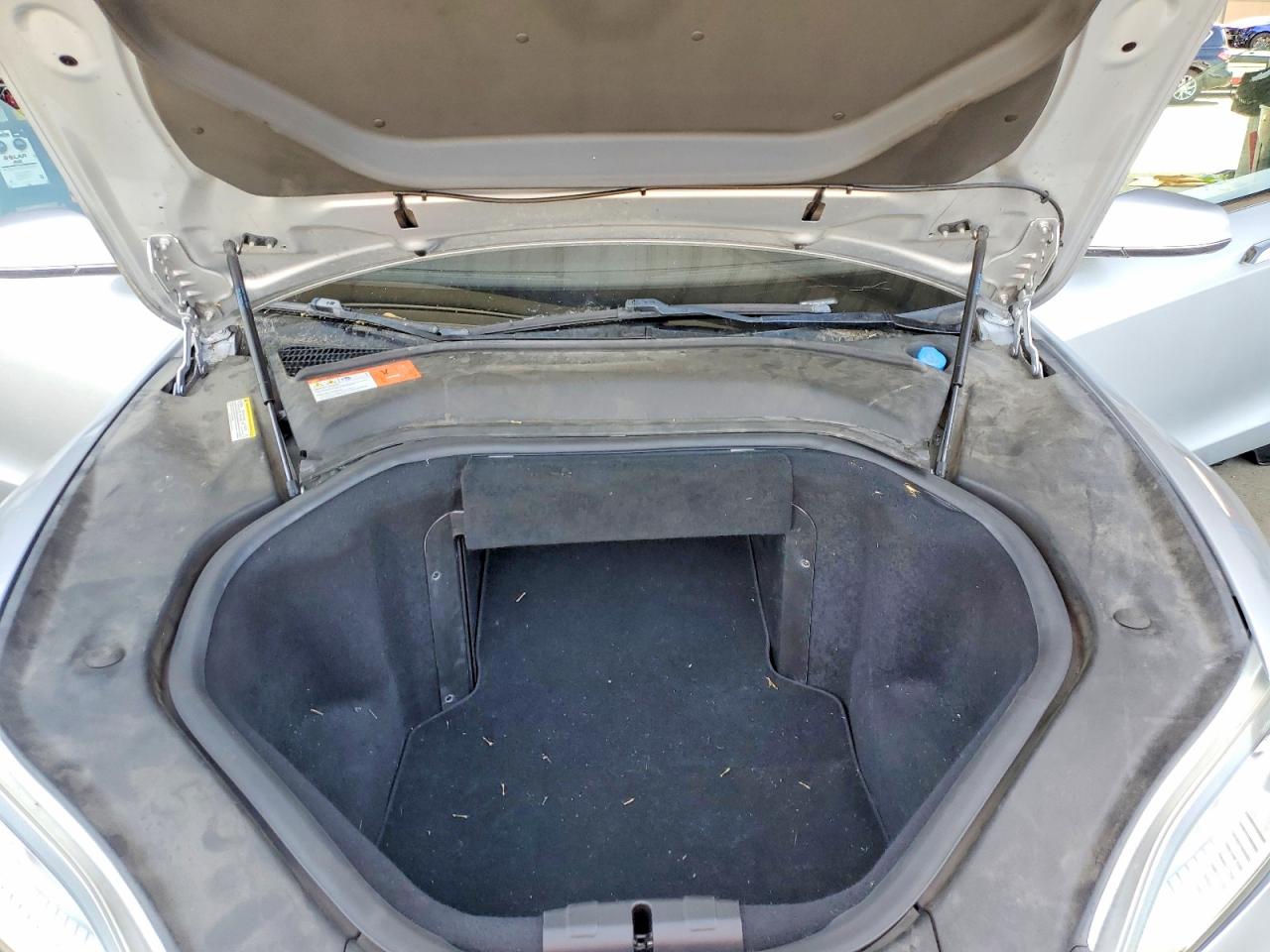2015 Tesla Model S Серебряный vin: 5YJSA1E16FF116097