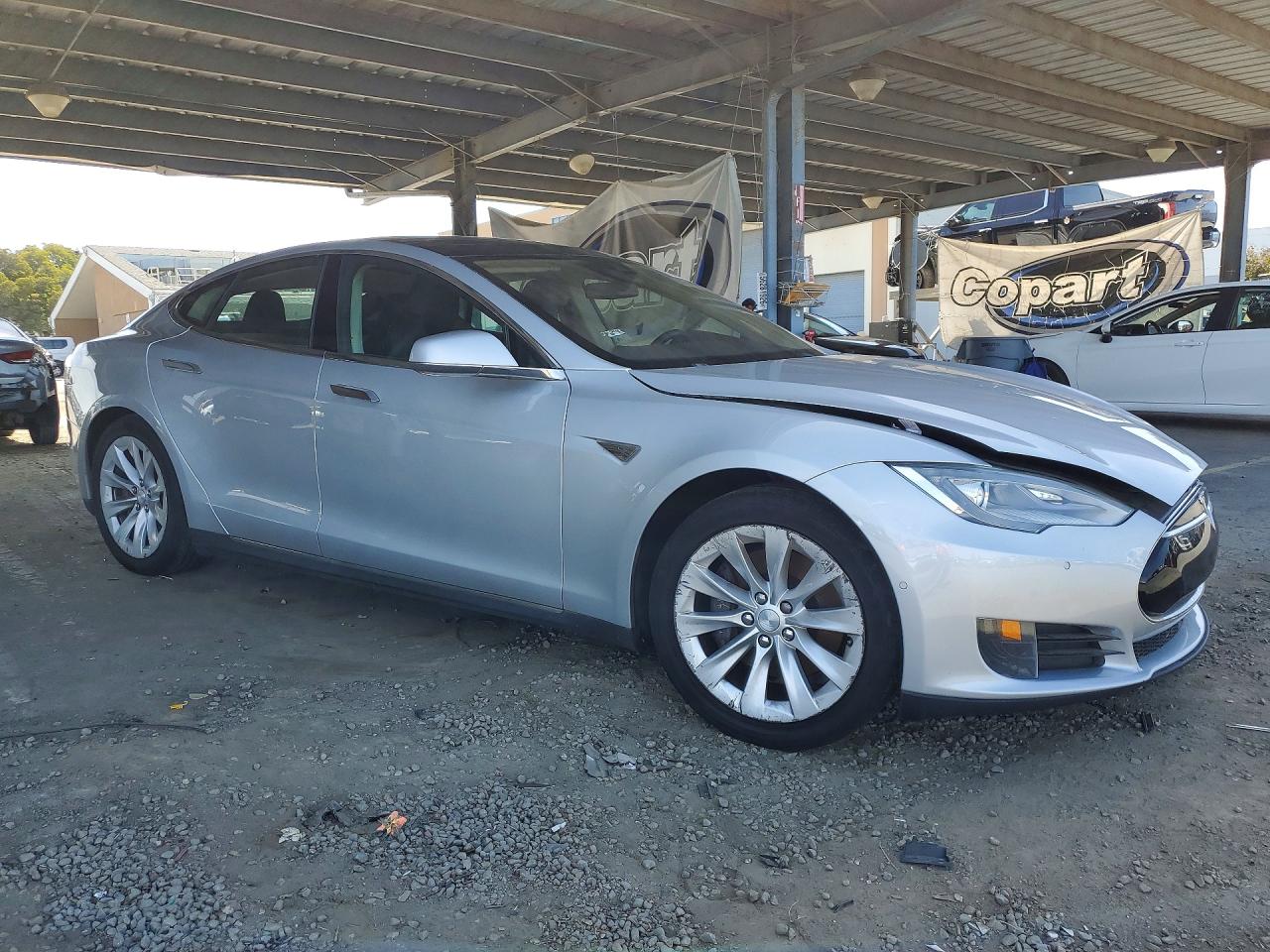 2015 Tesla Model S Серебряный vin: 5YJSA1E16FF116097