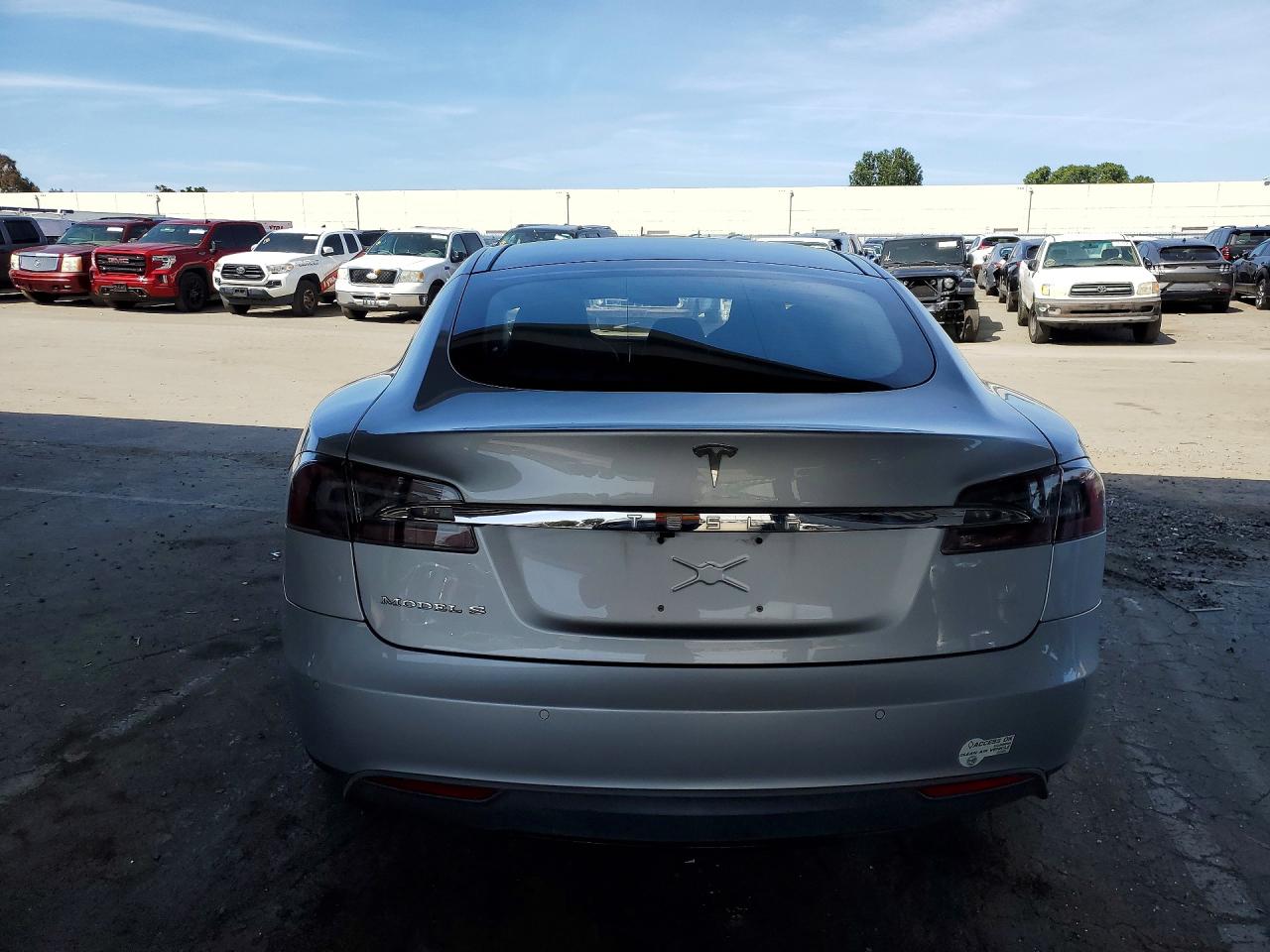 2015 Tesla Model S Серебряный vin: 5YJSA1E16FF116097