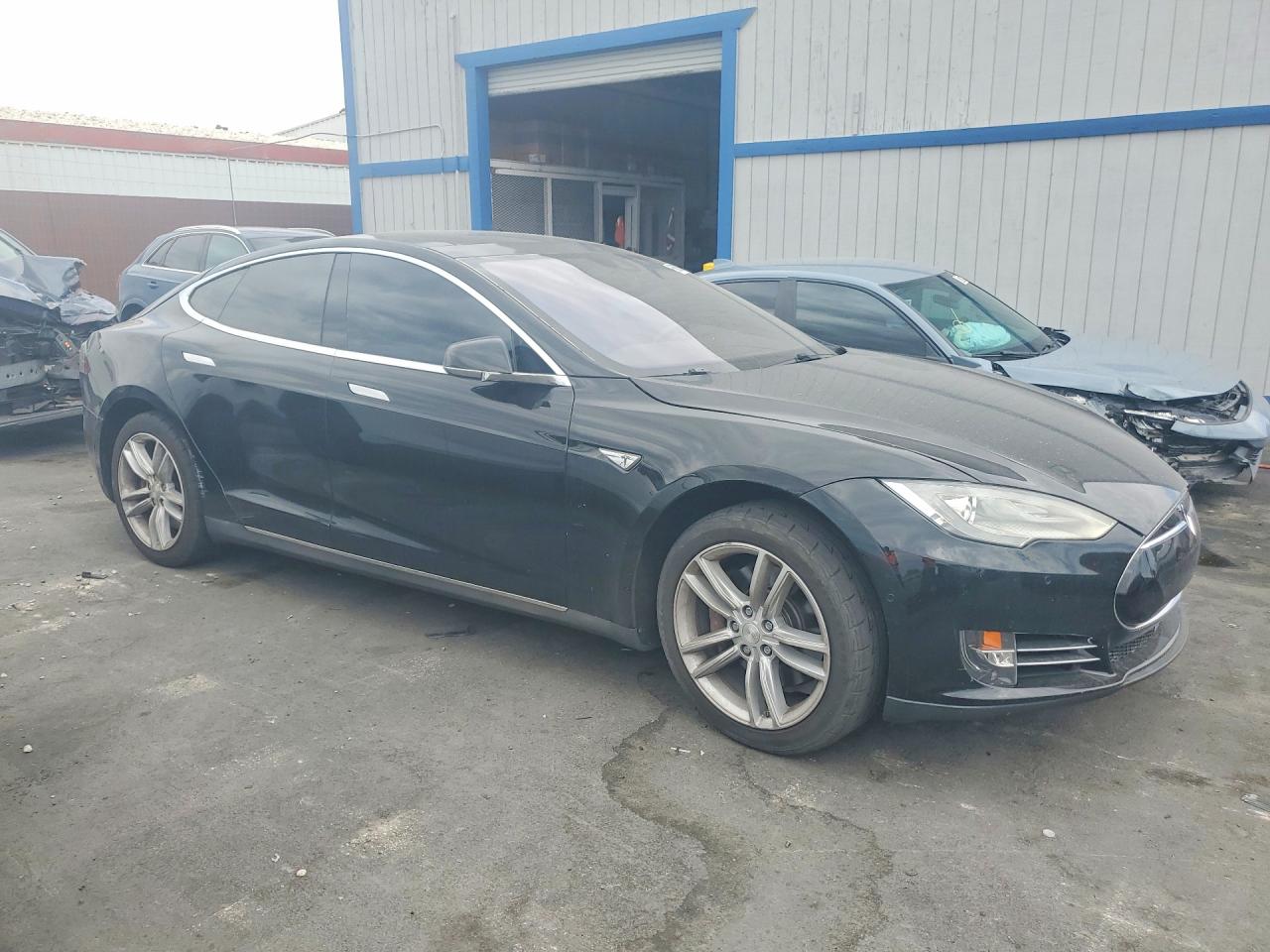 2015 Tesla Model S Черный vin: 5YJSA1E19FF116174