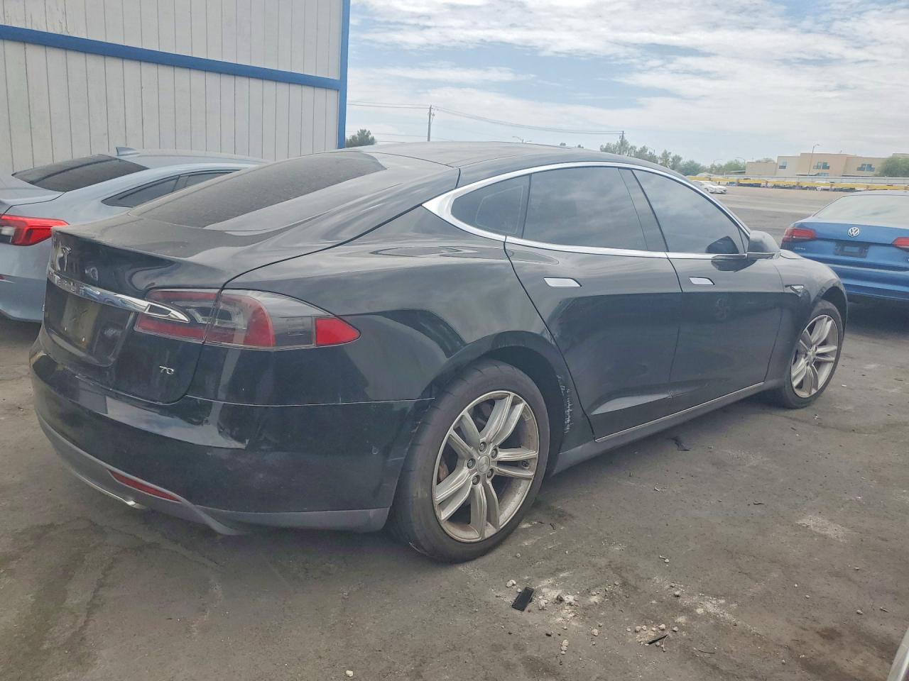 2015 Tesla Model S Черный vin: 5YJSA1E19FF116174