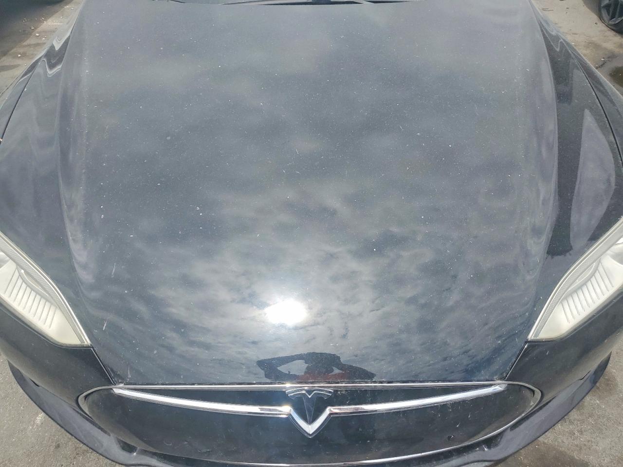 2015 Tesla Model S Черный vin: 5YJSA1E19FF116174
