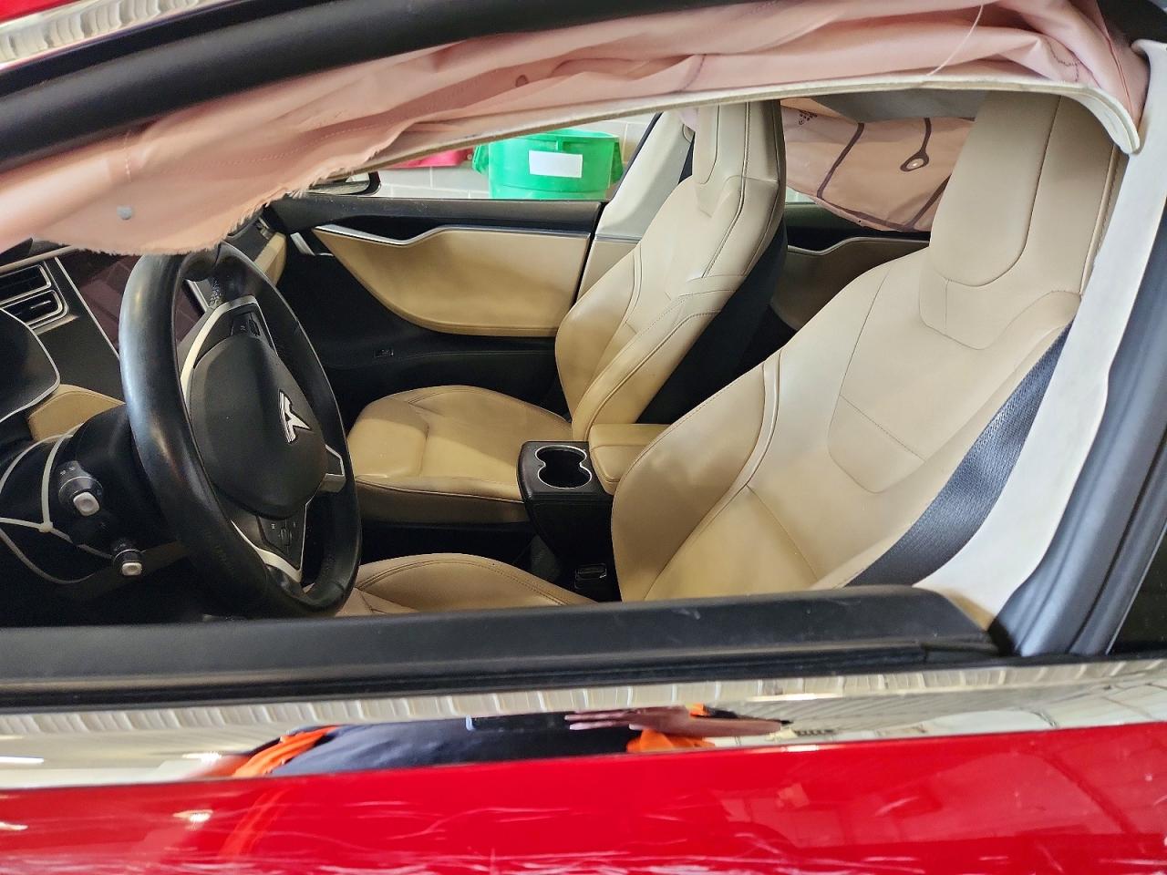 2015 Tesla Model S Red vin: 5YJSA1E22FF114758