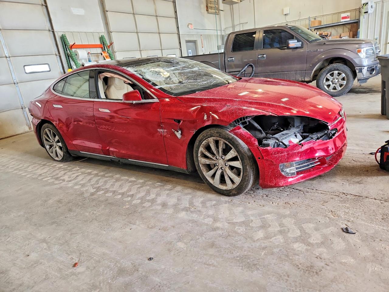 2015 Tesla Model S Red vin: 5YJSA1E22FF114758