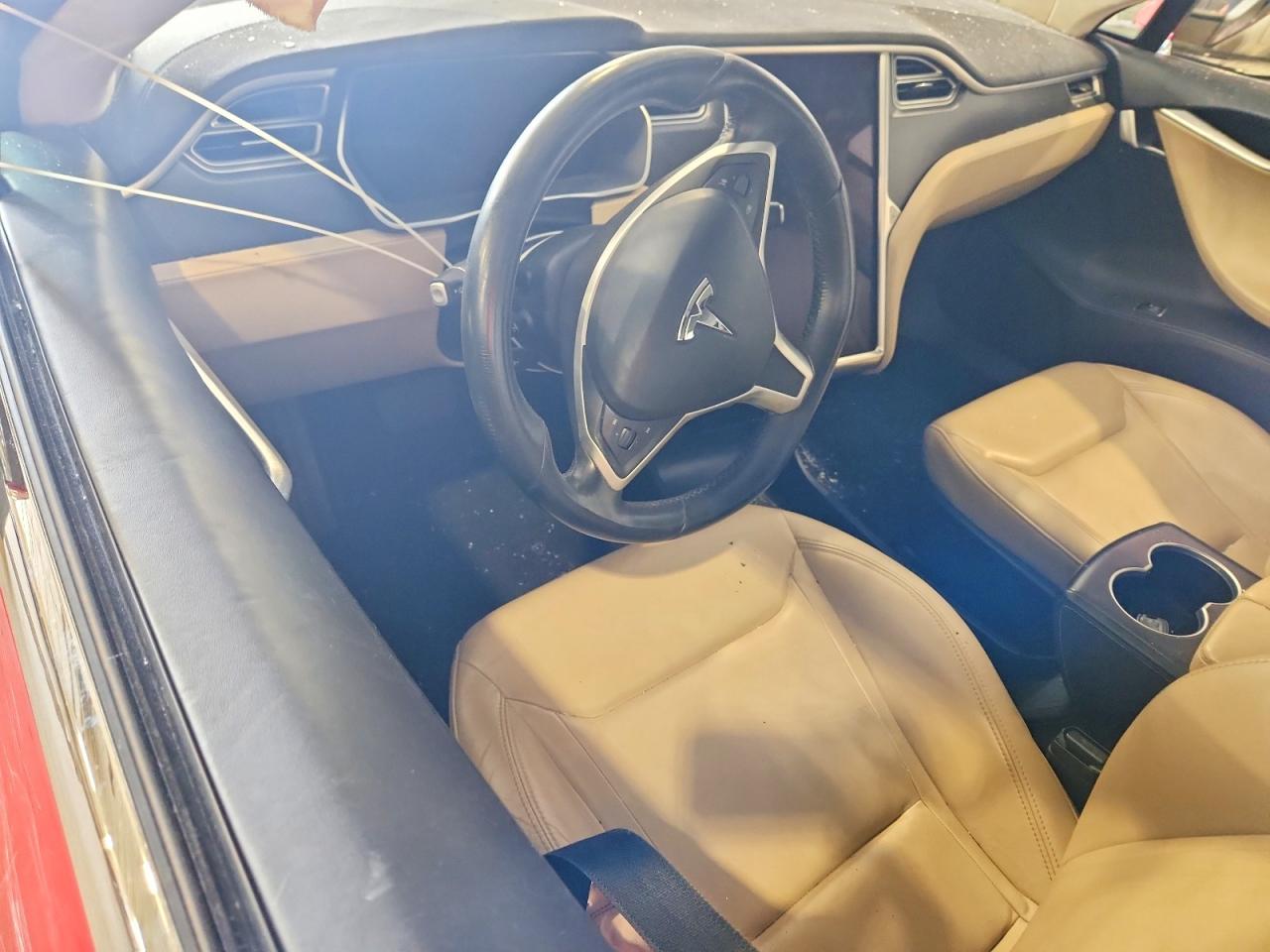 2015 Tesla Model S Red vin: 5YJSA1E22FF114758