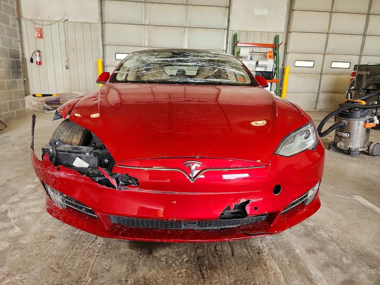 2015 Tesla Model S Red vin: 5YJSA1E22FF114758