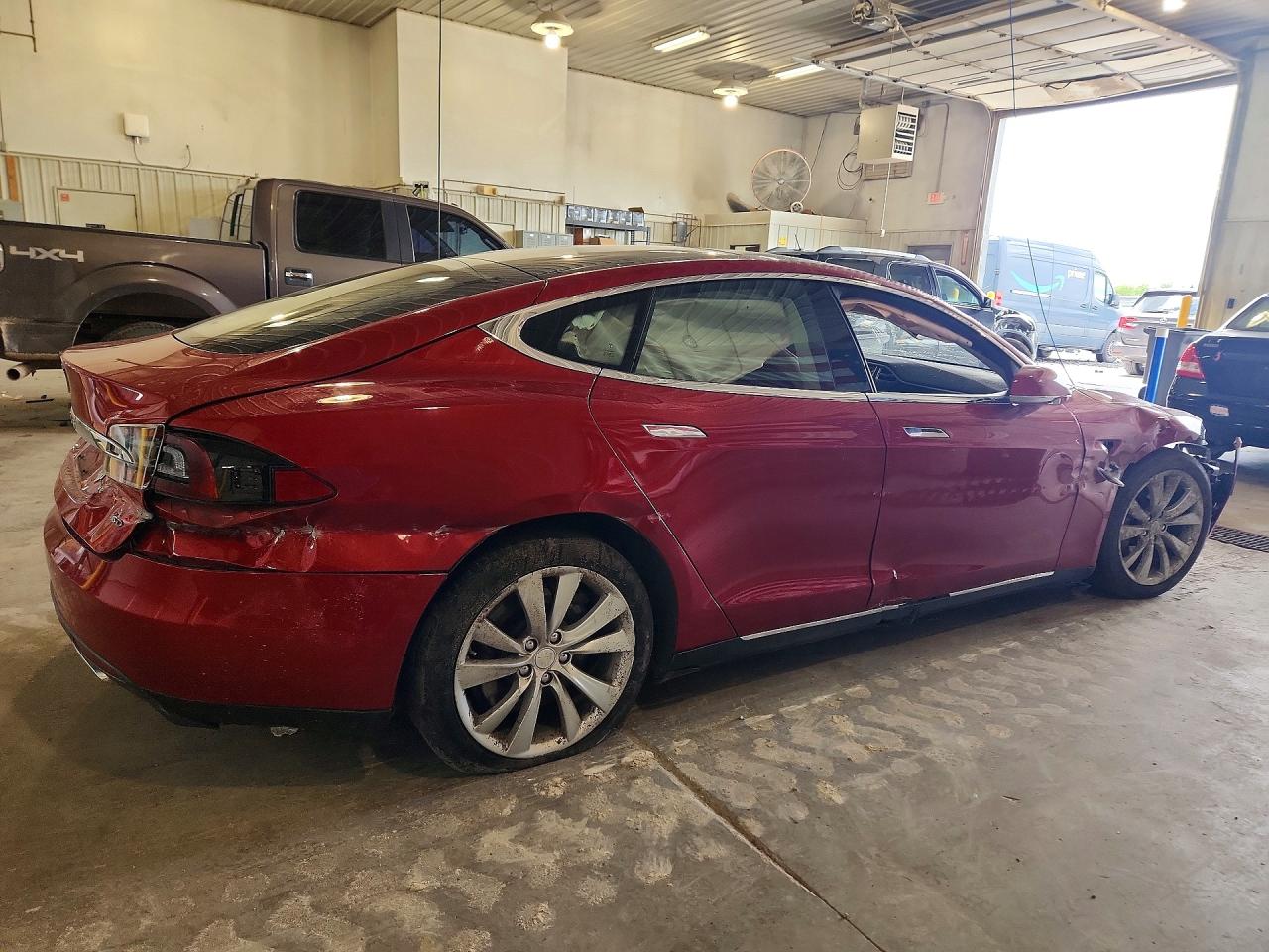 2015 Tesla Model S Red vin: 5YJSA1E22FF114758