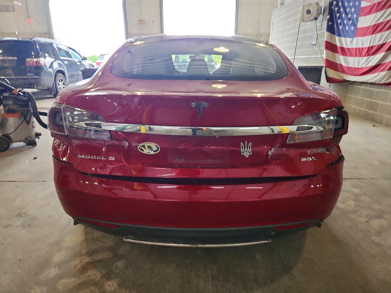 2015 Tesla Model S Red vin: 5YJSA1E22FF114758