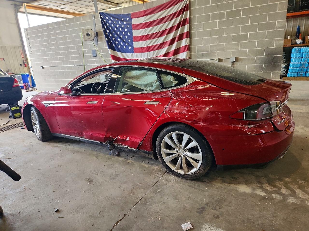2015 Tesla Model S Red vin: 5YJSA1E22FF114758