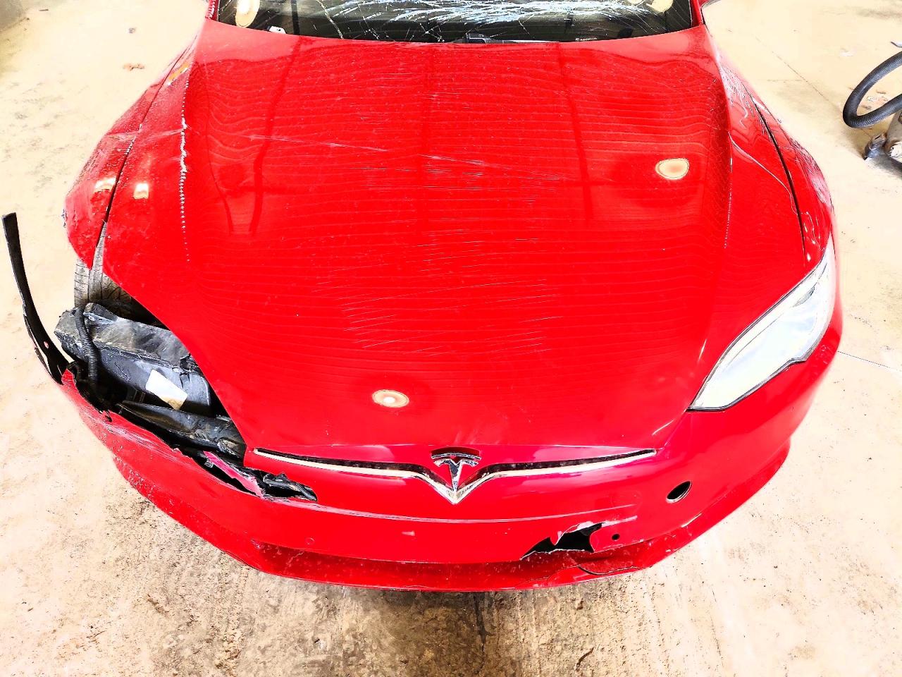 2015 Tesla Model S Red vin: 5YJSA1E22FF114758