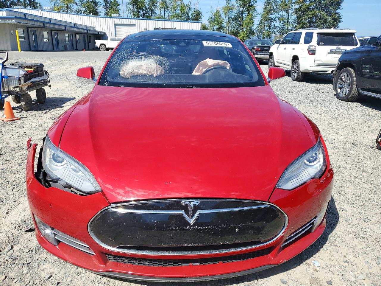 2015 Tesla Model S Red vin: 5YJSA1E24FF109271