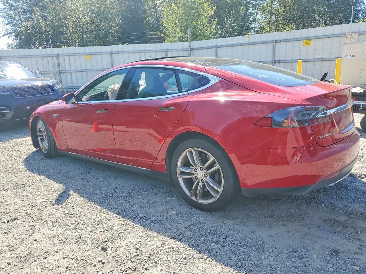 2015 Tesla Model S Red vin: 5YJSA1E24FF109271