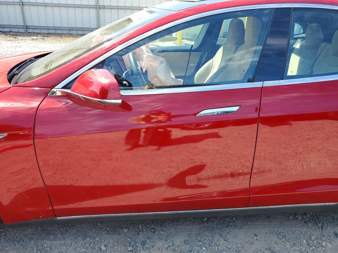 2015 Tesla Model S Red vin: 5YJSA1E24FF109271