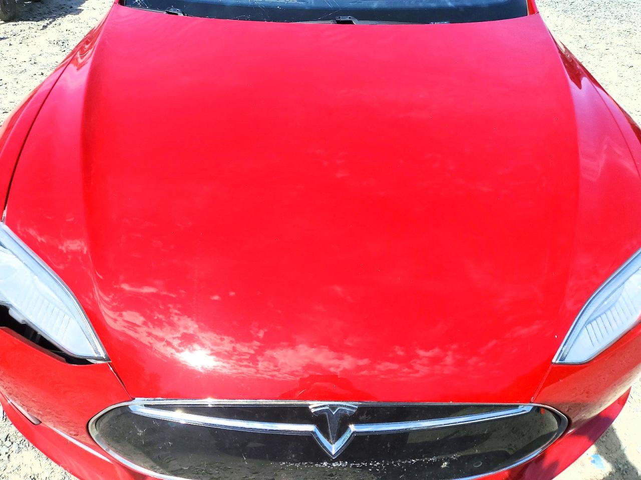 2015 Tesla Model S Red vin: 5YJSA1E24FF109271
