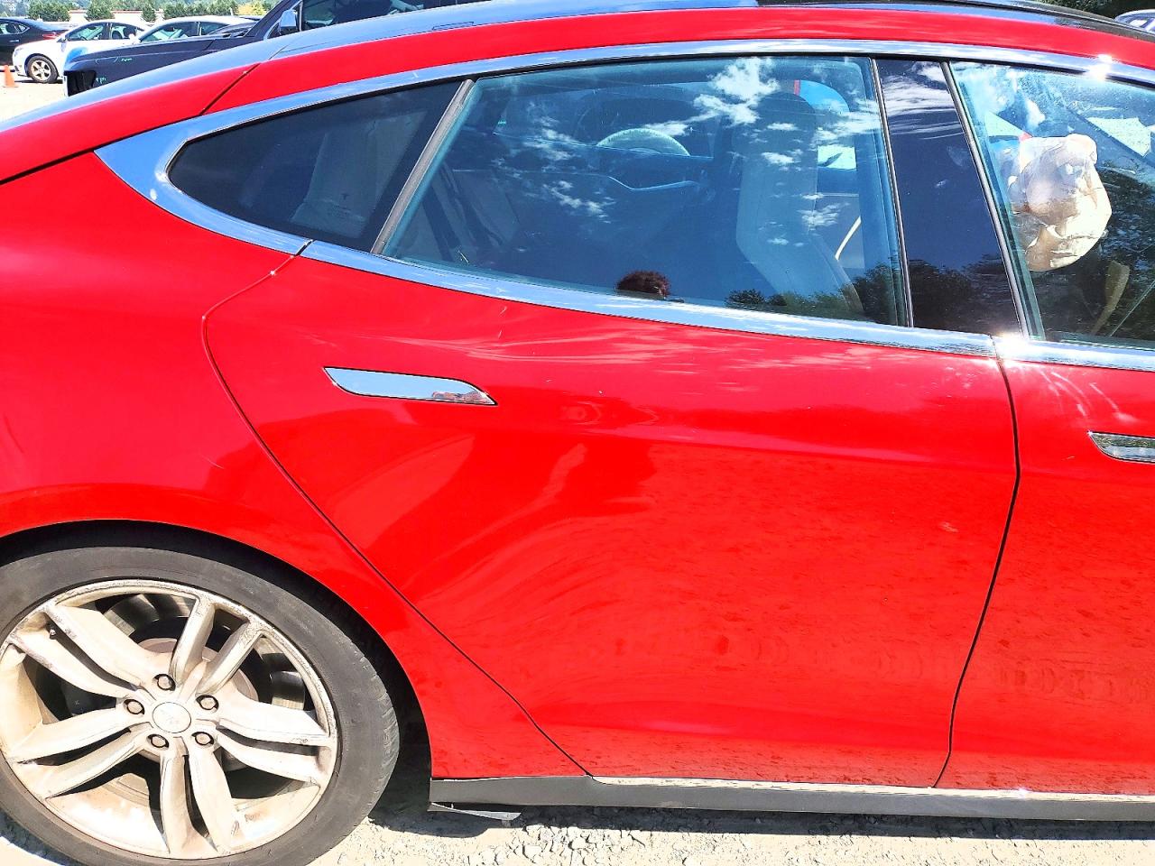 2015 Tesla Model S Red vin: 5YJSA1E24FF109271