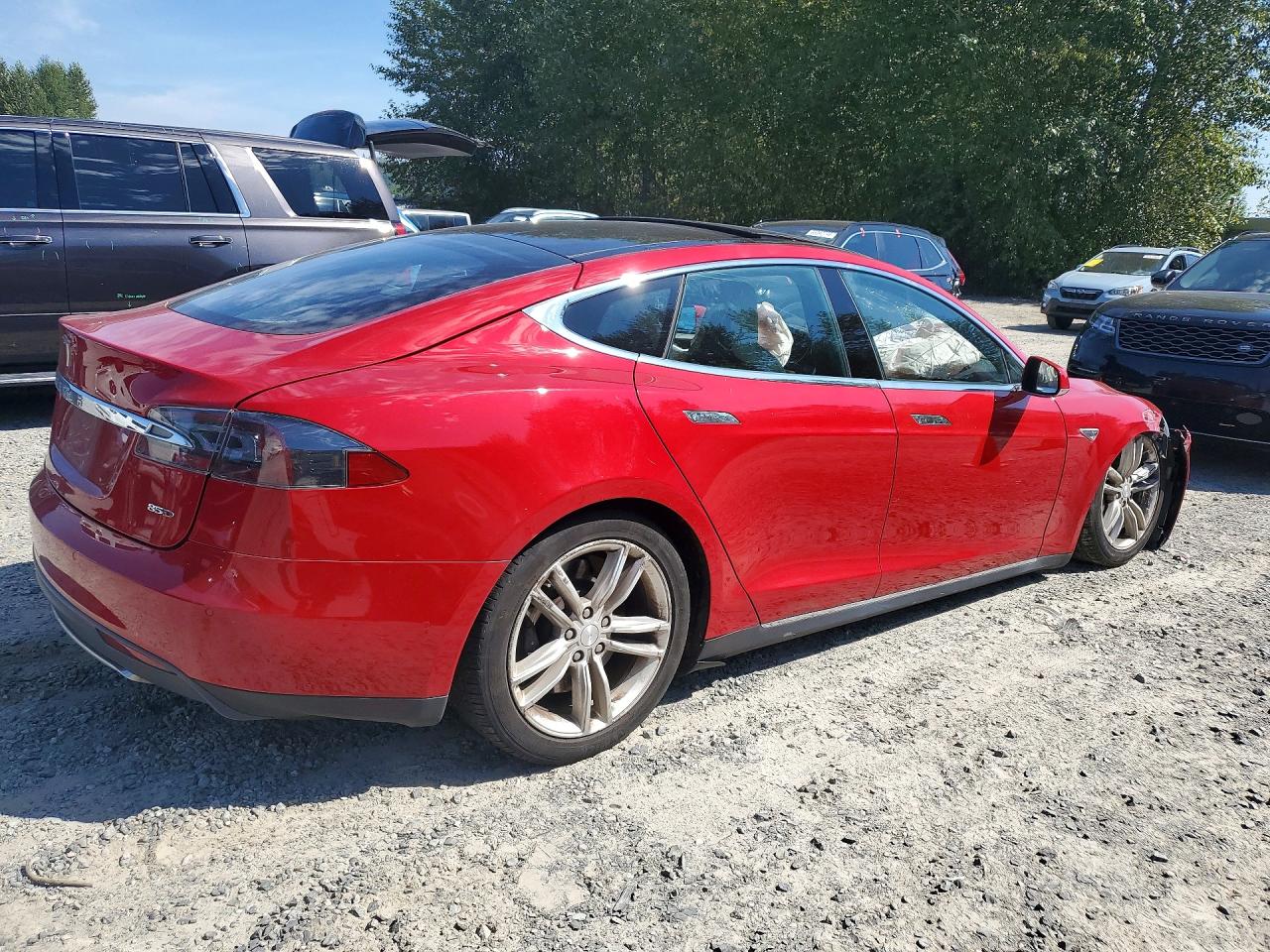 2015 Tesla Model S Red vin: 5YJSA1E24FF109271
