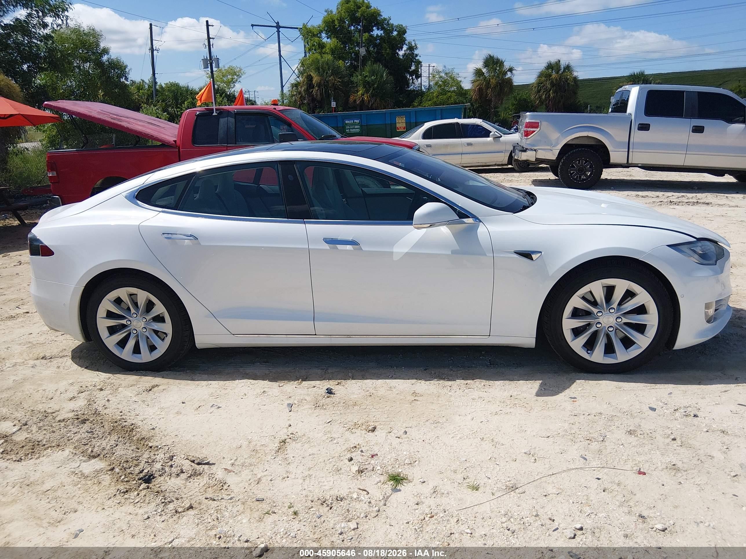2018 Tesla Model S   White vin: 5YJSA1E24JF264363
