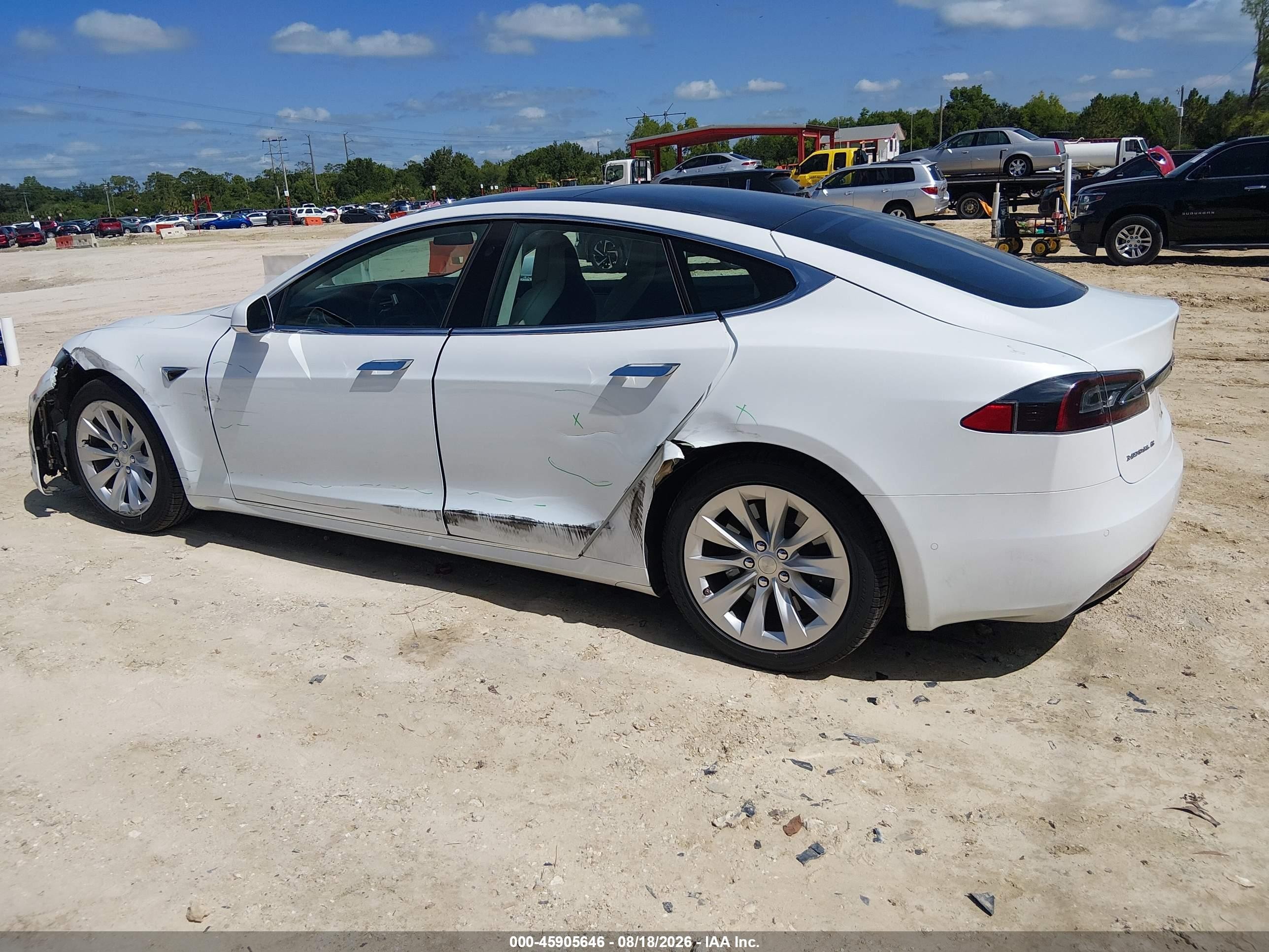2018 Tesla Model S   White vin: 5YJSA1E24JF264363