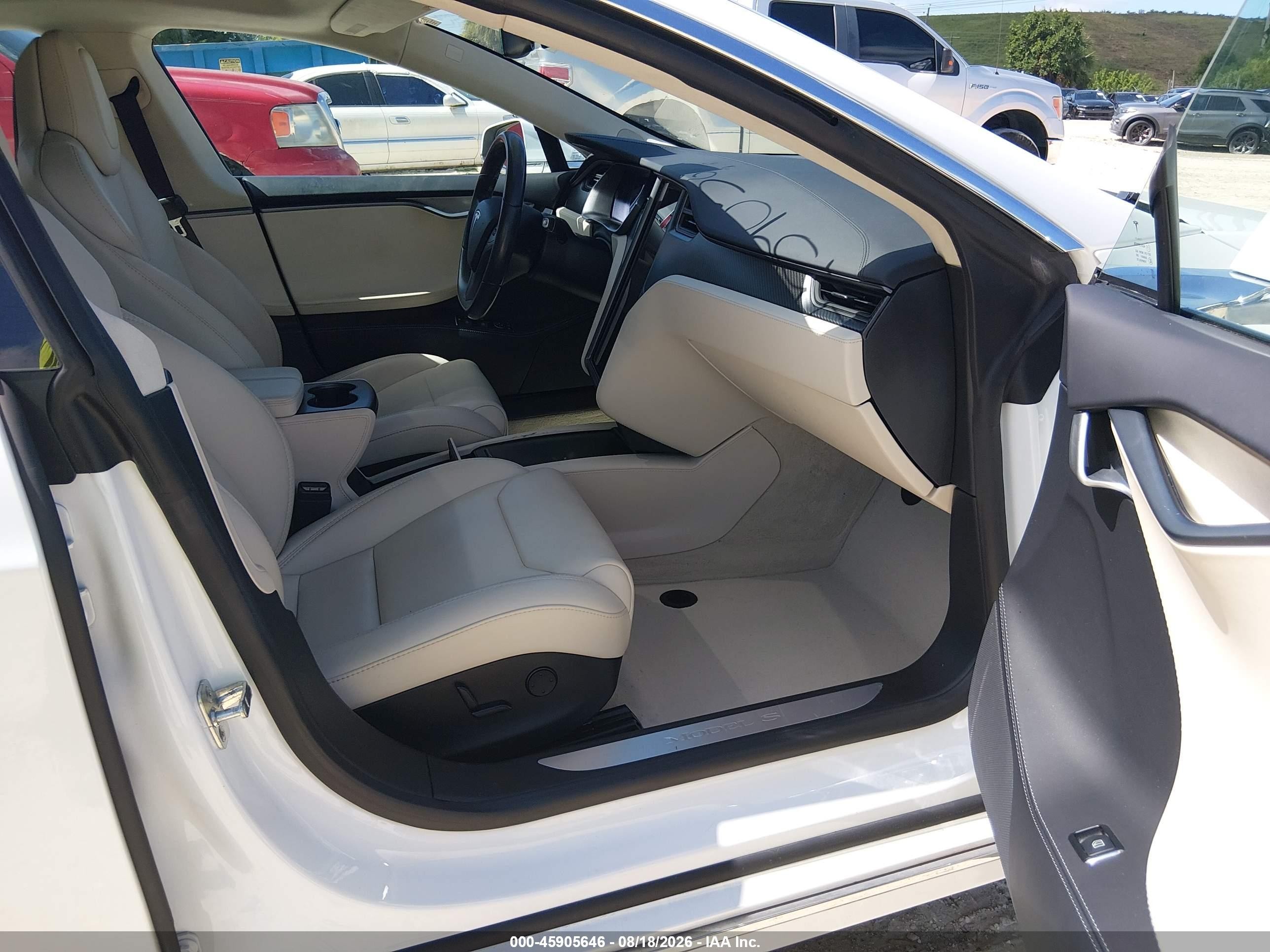 2018 Tesla Model S   White vin: 5YJSA1E24JF264363