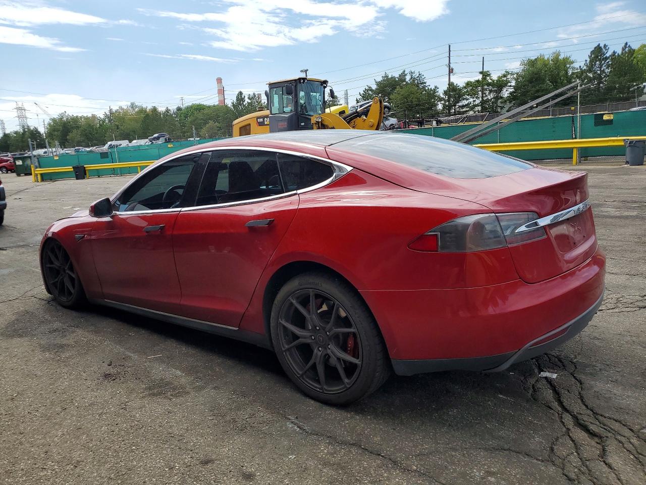 2015 Tesla Model S Красный vin: 5YJSA1E25FF114902